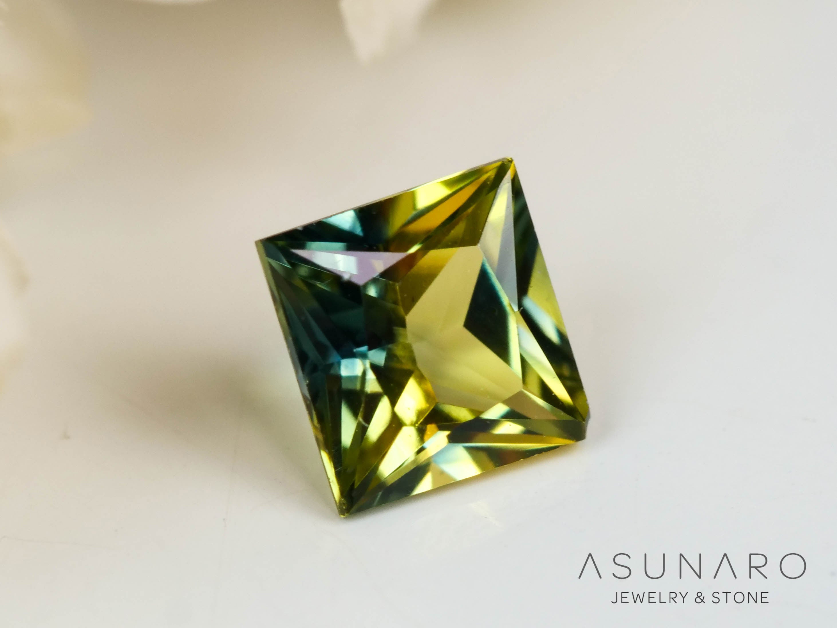 バイカラーサファイア 　プリンセスカット　 スリランカ産　0.24ct【250127-2534】