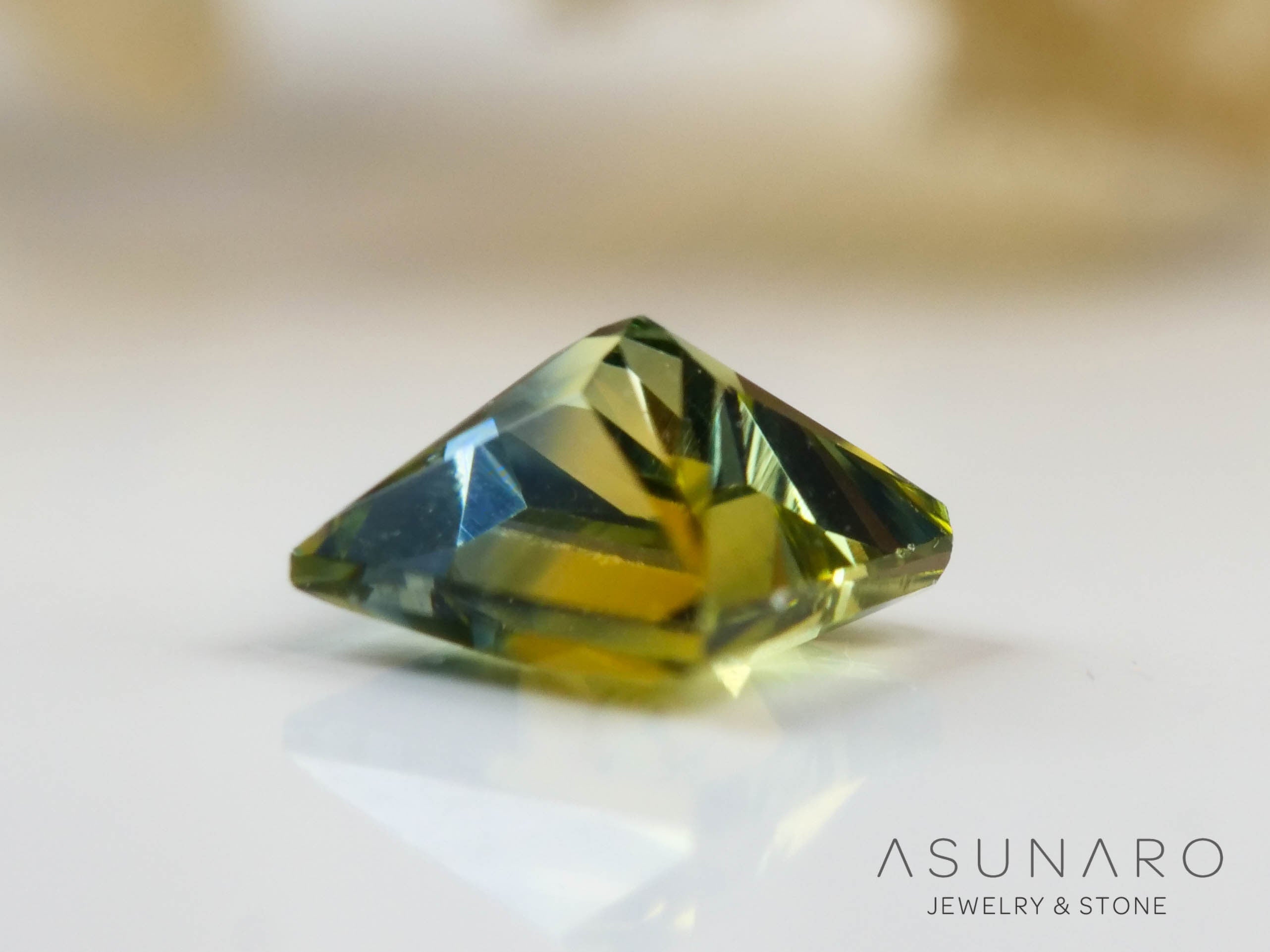 バイカラーサファイア 　プリンセスカット　 スリランカ産　0.24ct【250127-2534】