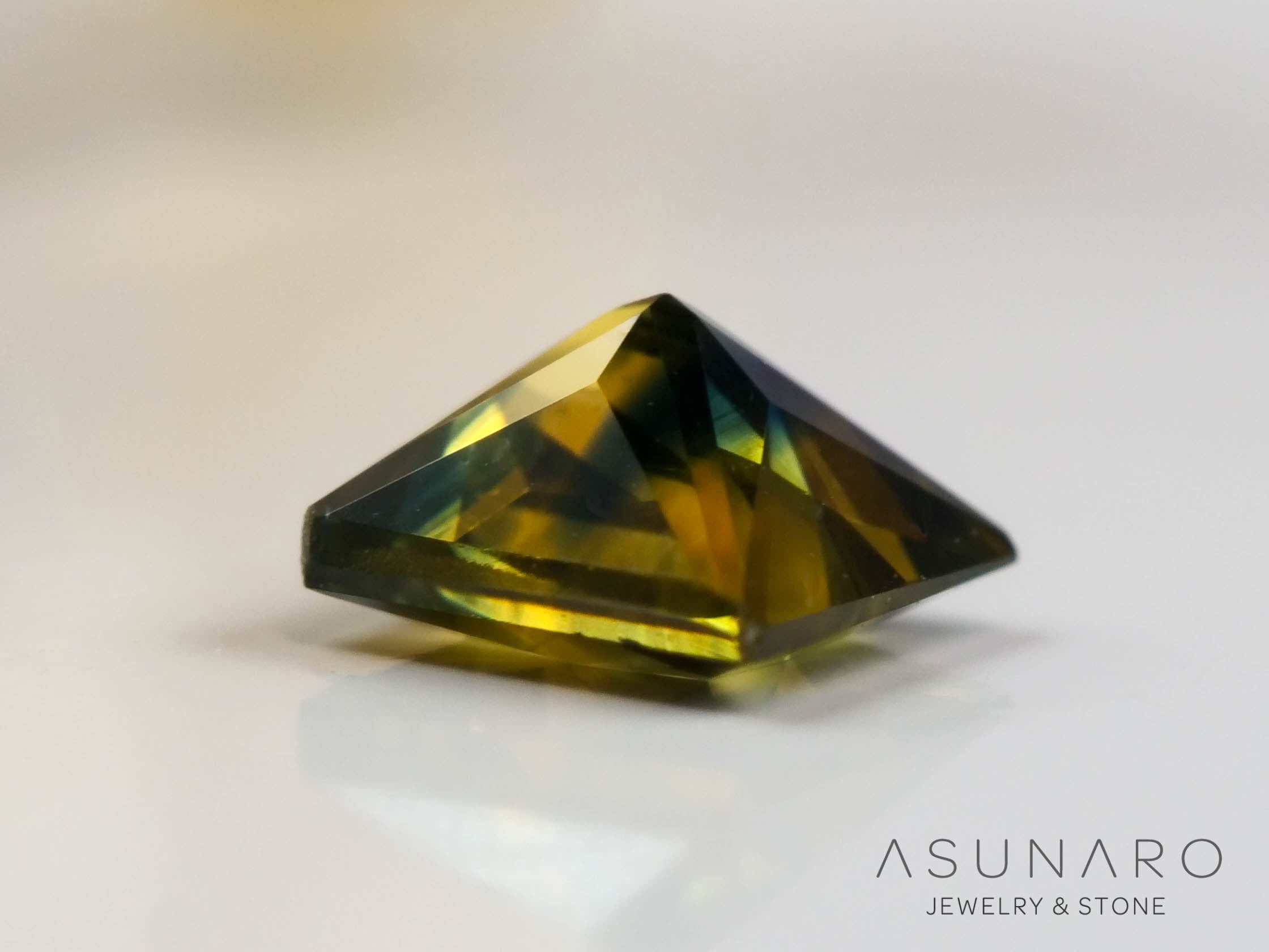 バイカラーサファイア 　プリンセスカット　 スリランカ産　0.22ct【250127-2535】