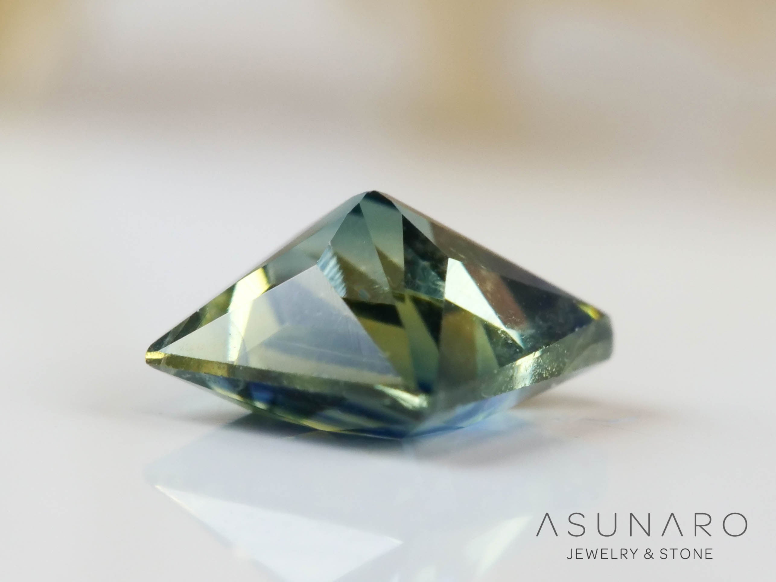 バイカラーサファイア 　プリンセスカット　 スリランカ産　0.36ct【241028-2538】