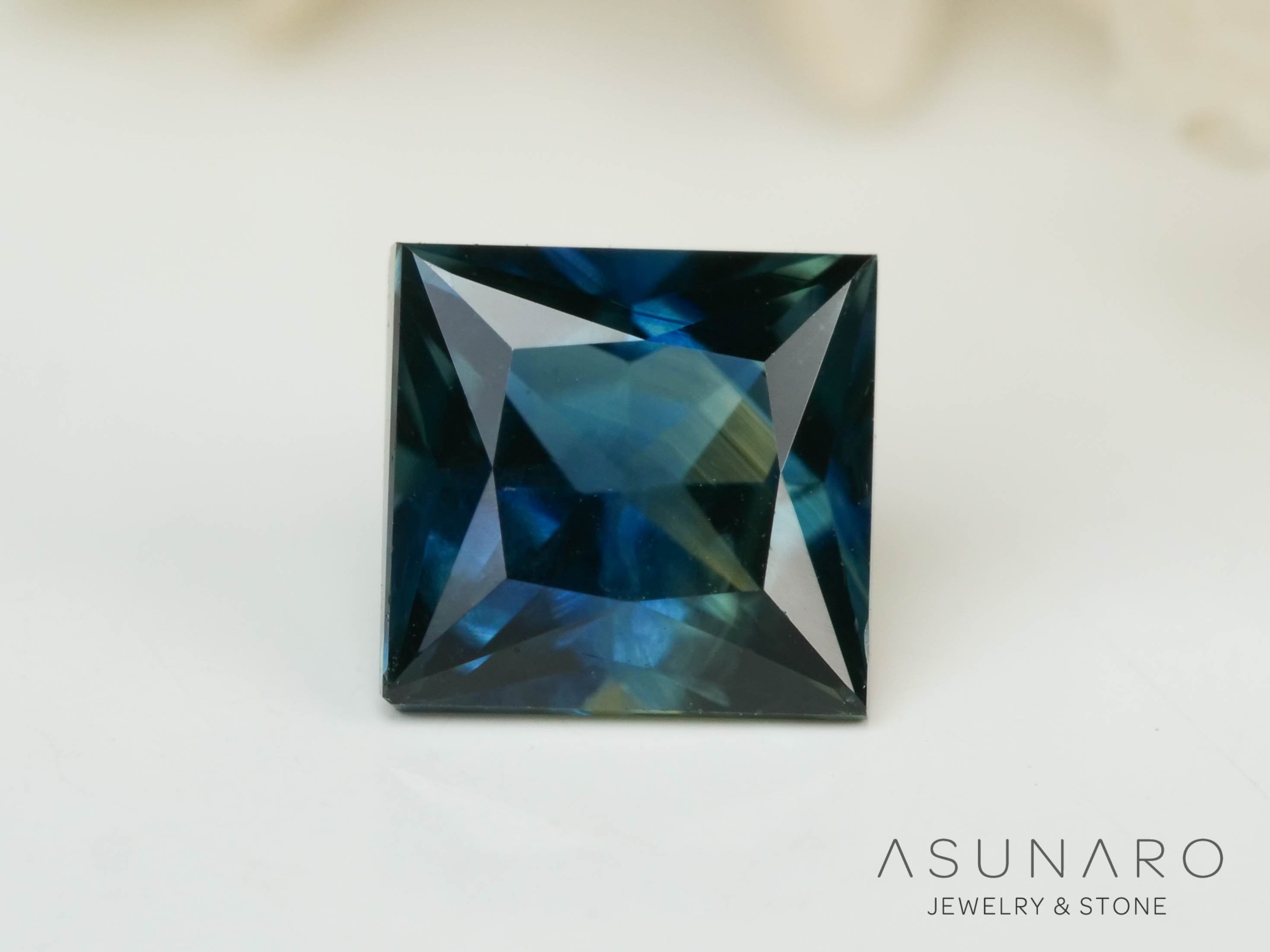 バイカラーサファイア 　プリンセスカット　 スリランカ産　0.34ct【241028-2541】