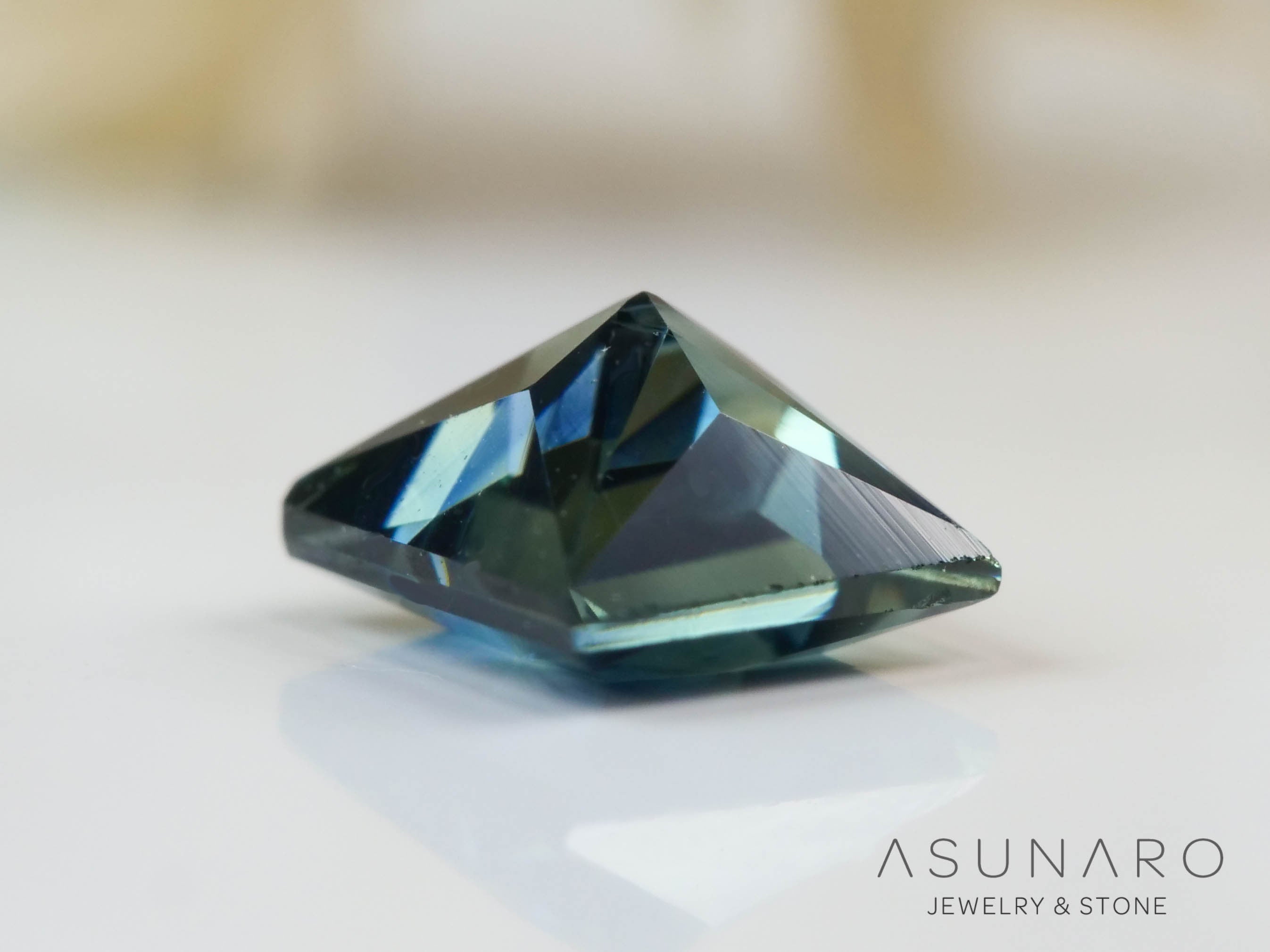 バイカラーサファイア 　プリンセスカット　 スリランカ産　0.34ct【241028-2541】