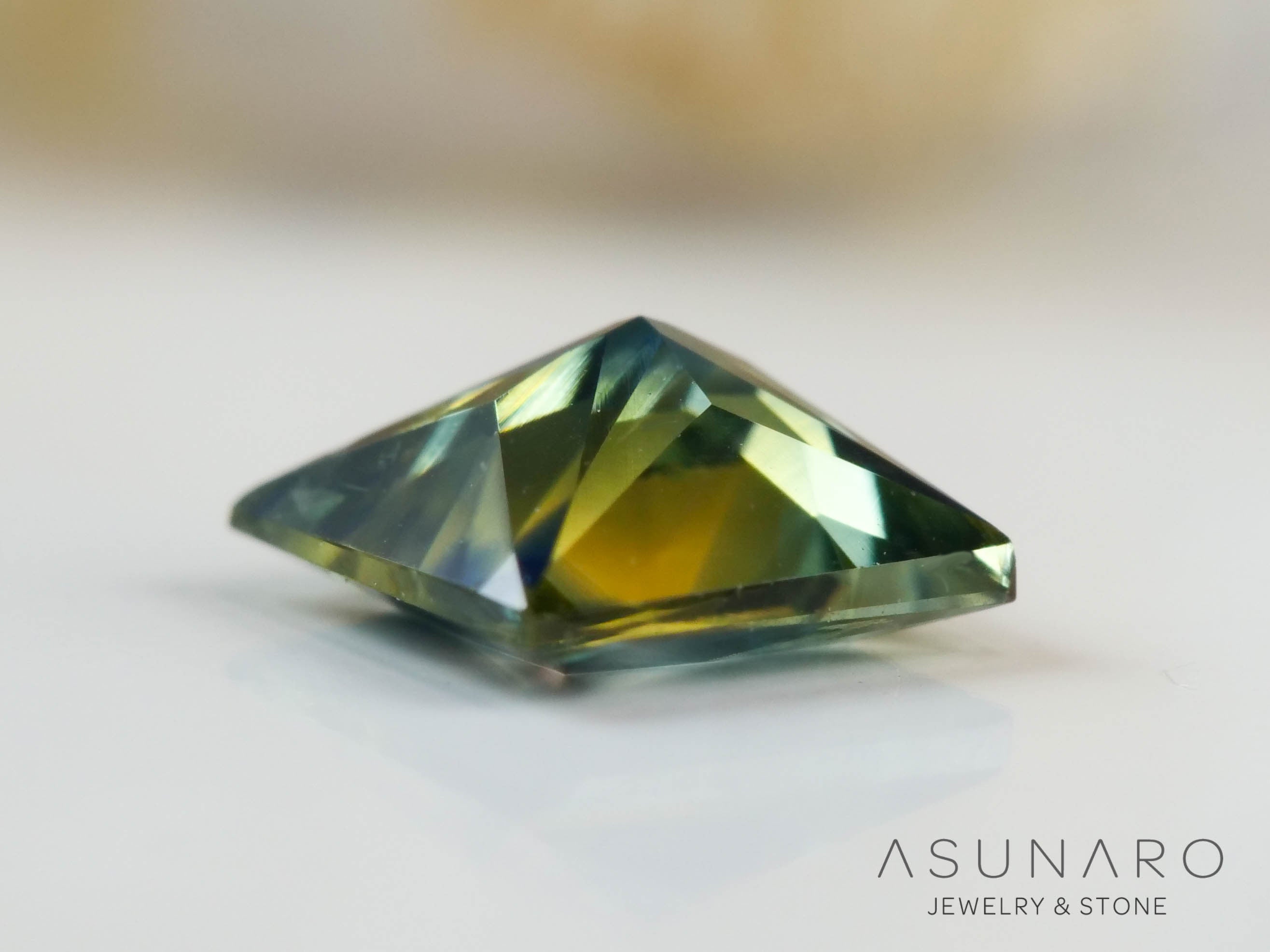 バイカラーサファイア 　プリンセスカット　 スリランカ産　0.34ct【241028-2542】