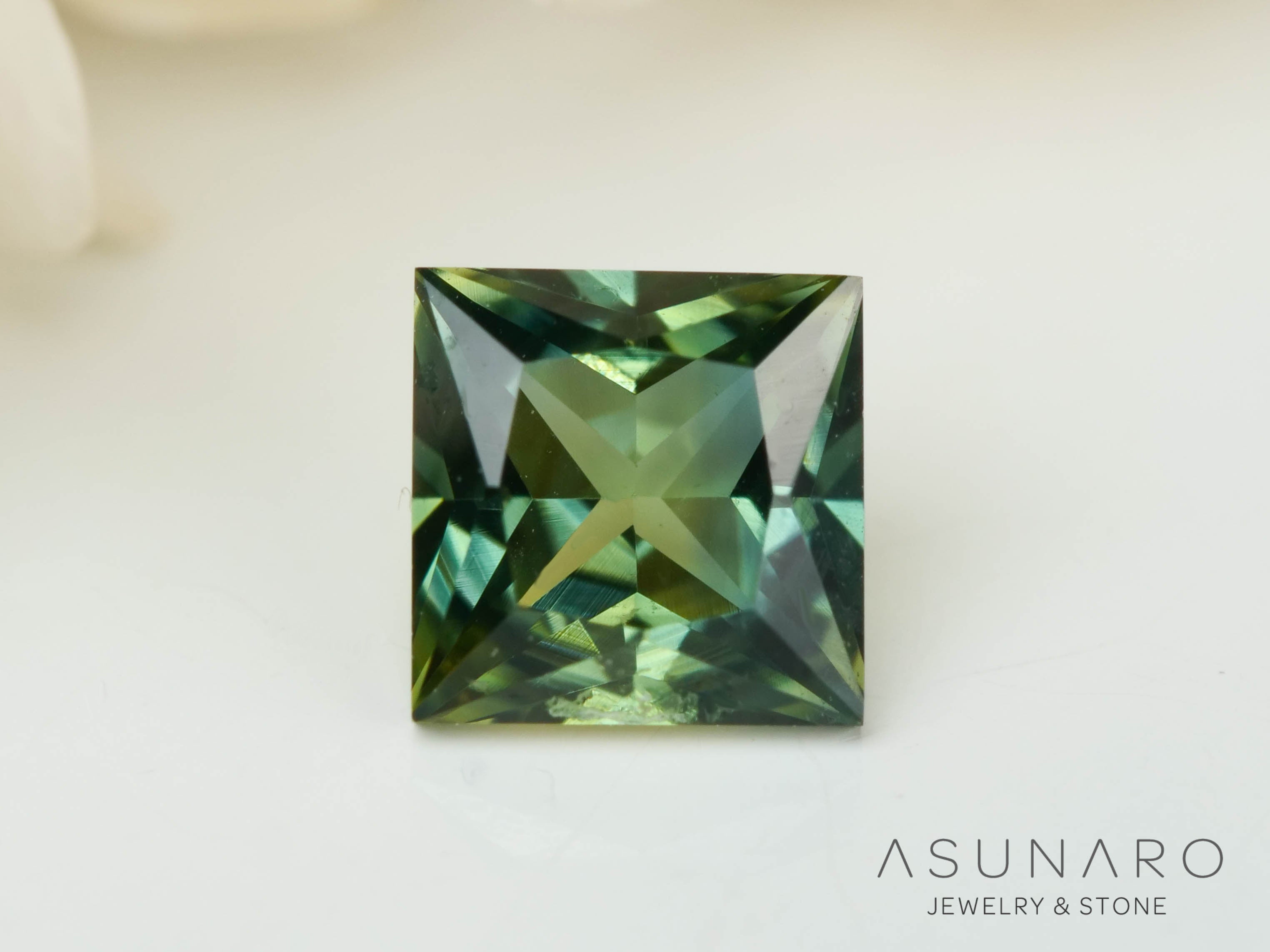 バイカラーサファイア 　プリンセスカット　 スリランカ産　0.27ct【241028-2543】