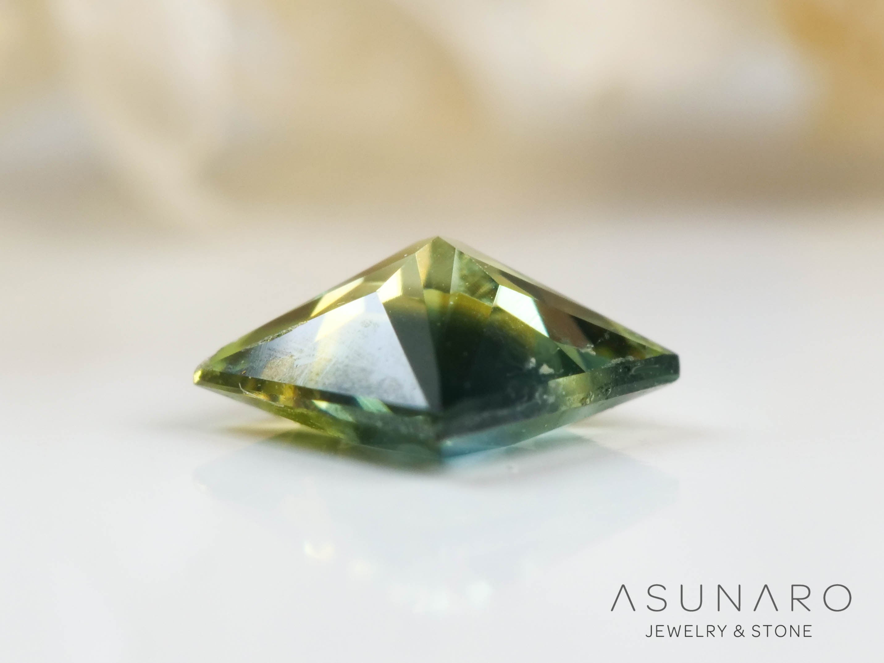 バイカラーサファイア 　プリンセスカット　 スリランカ産　0.30ct【241028-2545】