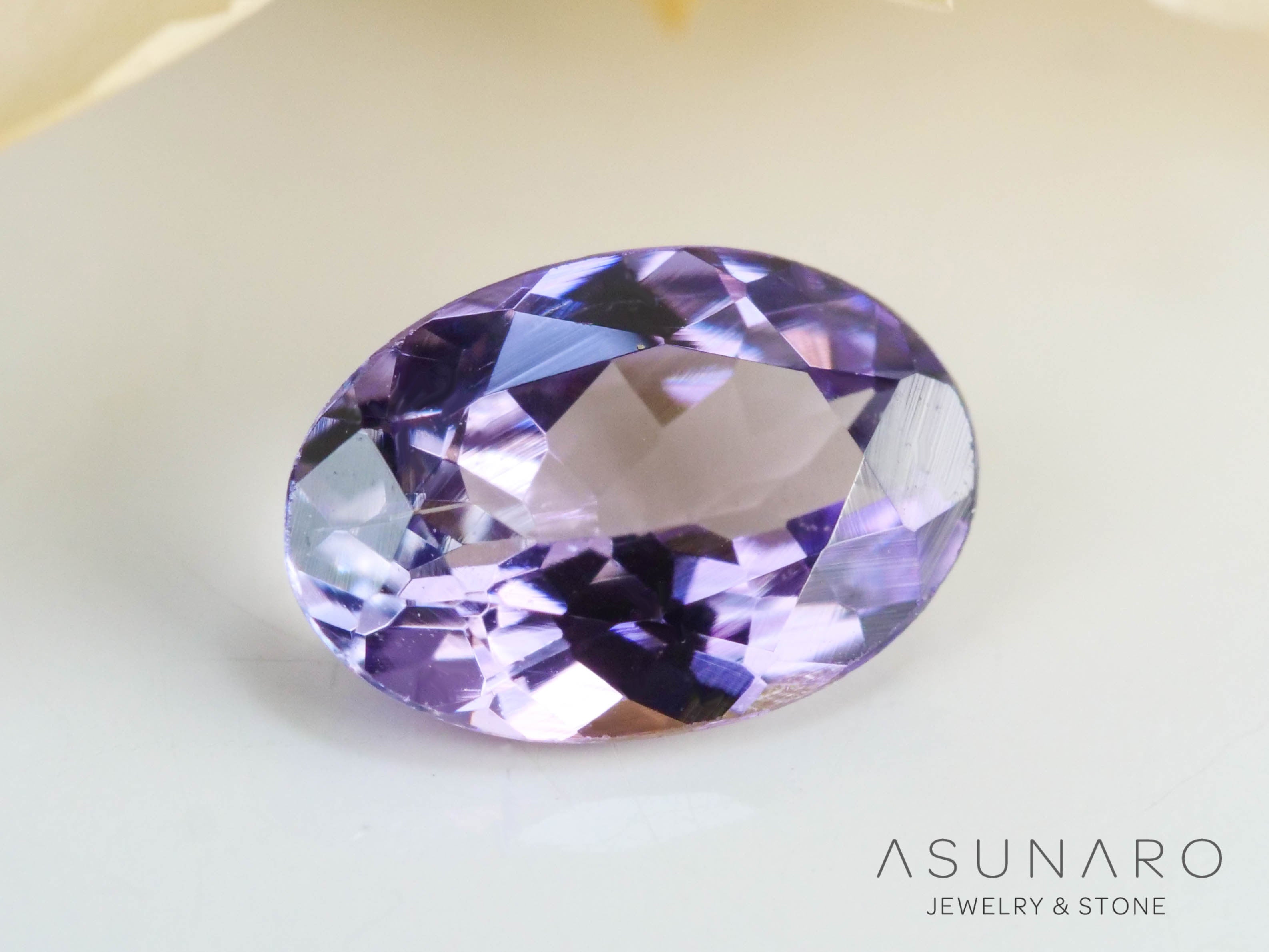 バイカラーゾイサイト（タンザナイト）  オーバルカット　タンザニア産　0.38ct【241122-2613】