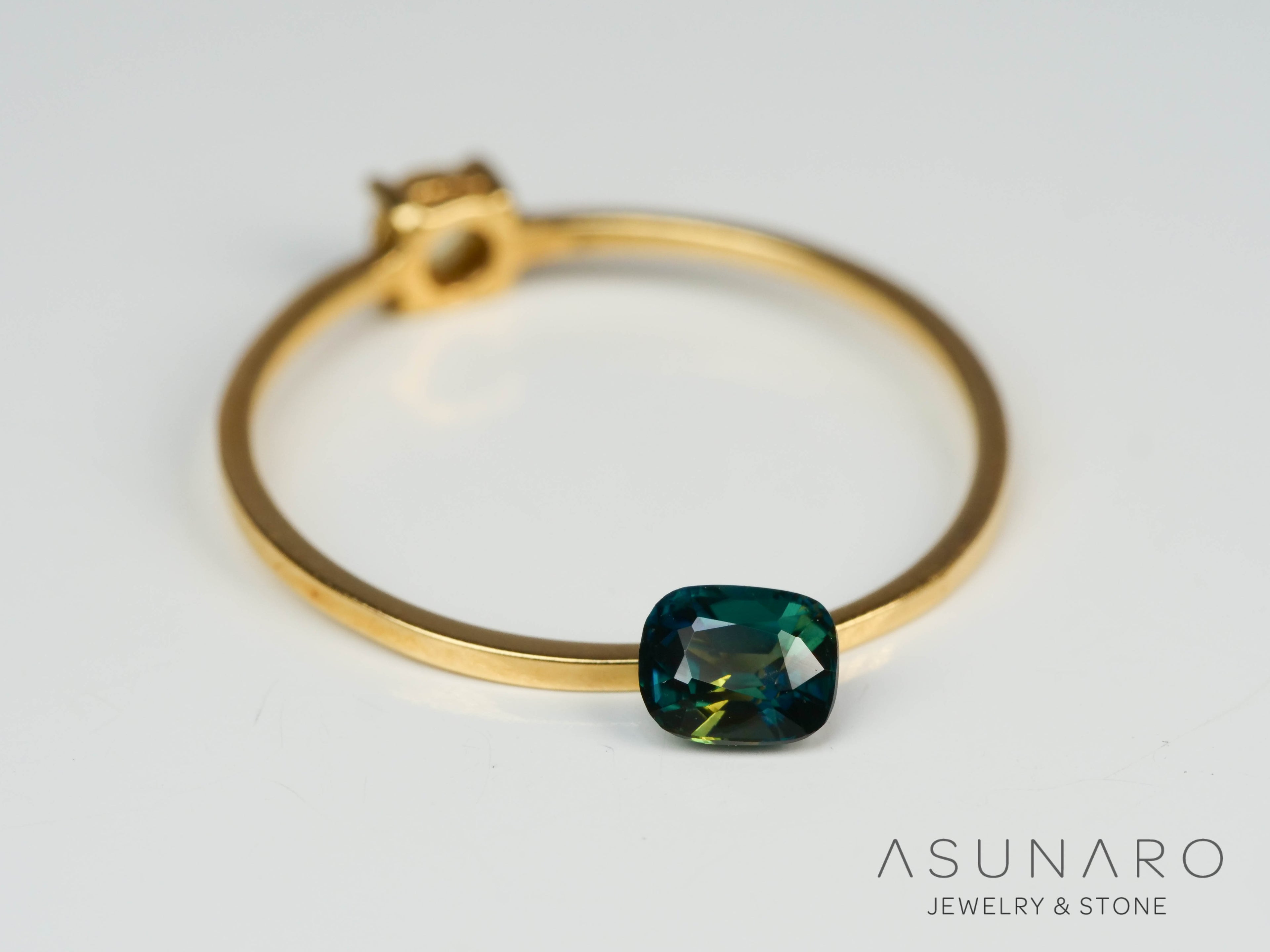 バイカラーラズライト　クッションカット　パキスタン産　0.33ct【241111-2696】