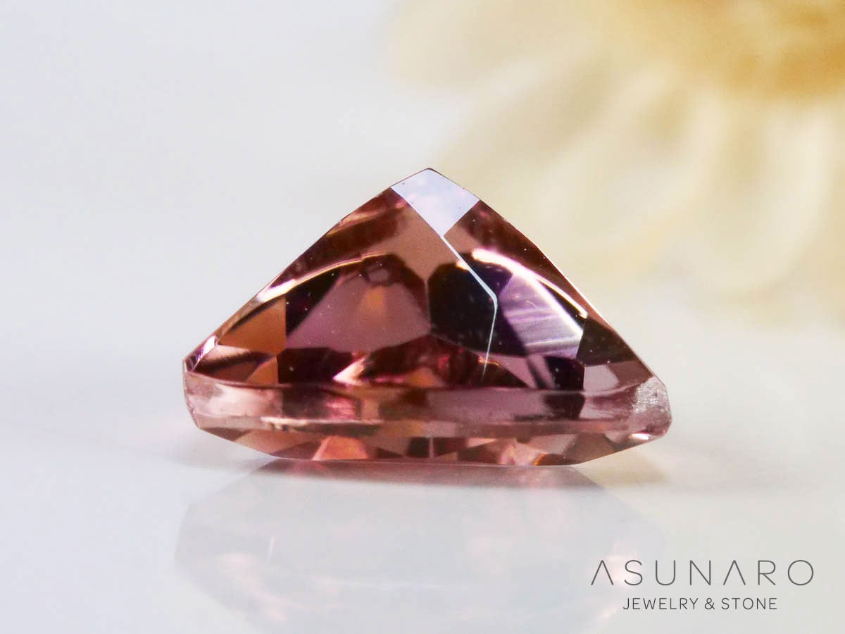 アプリコットカラートルマリン　トリリアントカット　アフガニスタン産　0.68ct【250205-2737】
