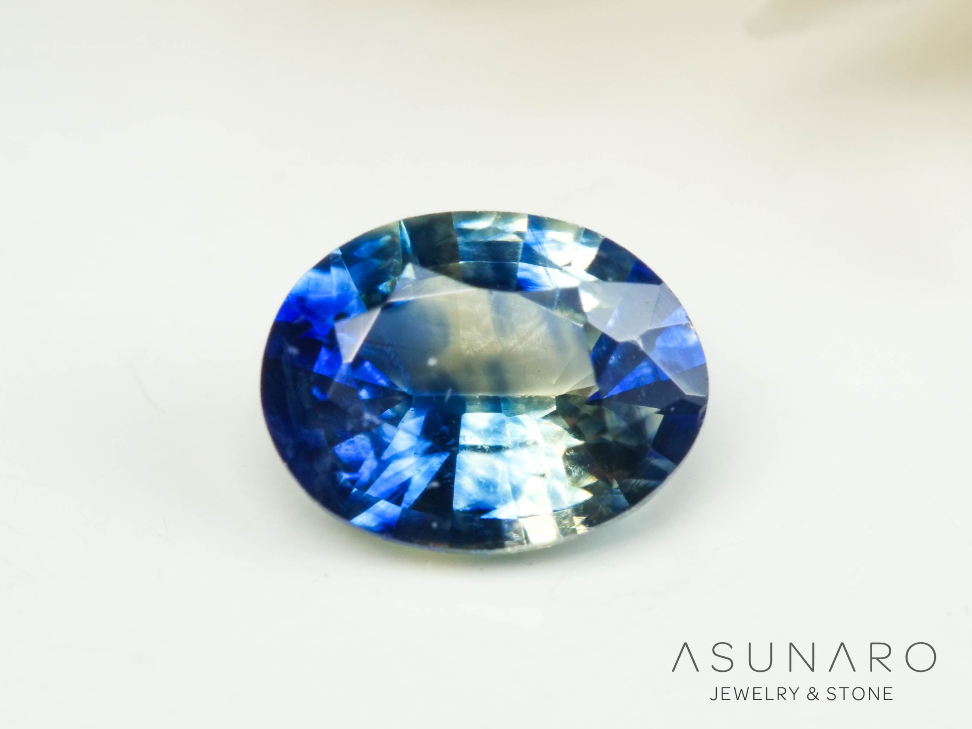 バイカラーサファイア 　オーバルカット　 スリランカ産　0.37ct【250210-2808】