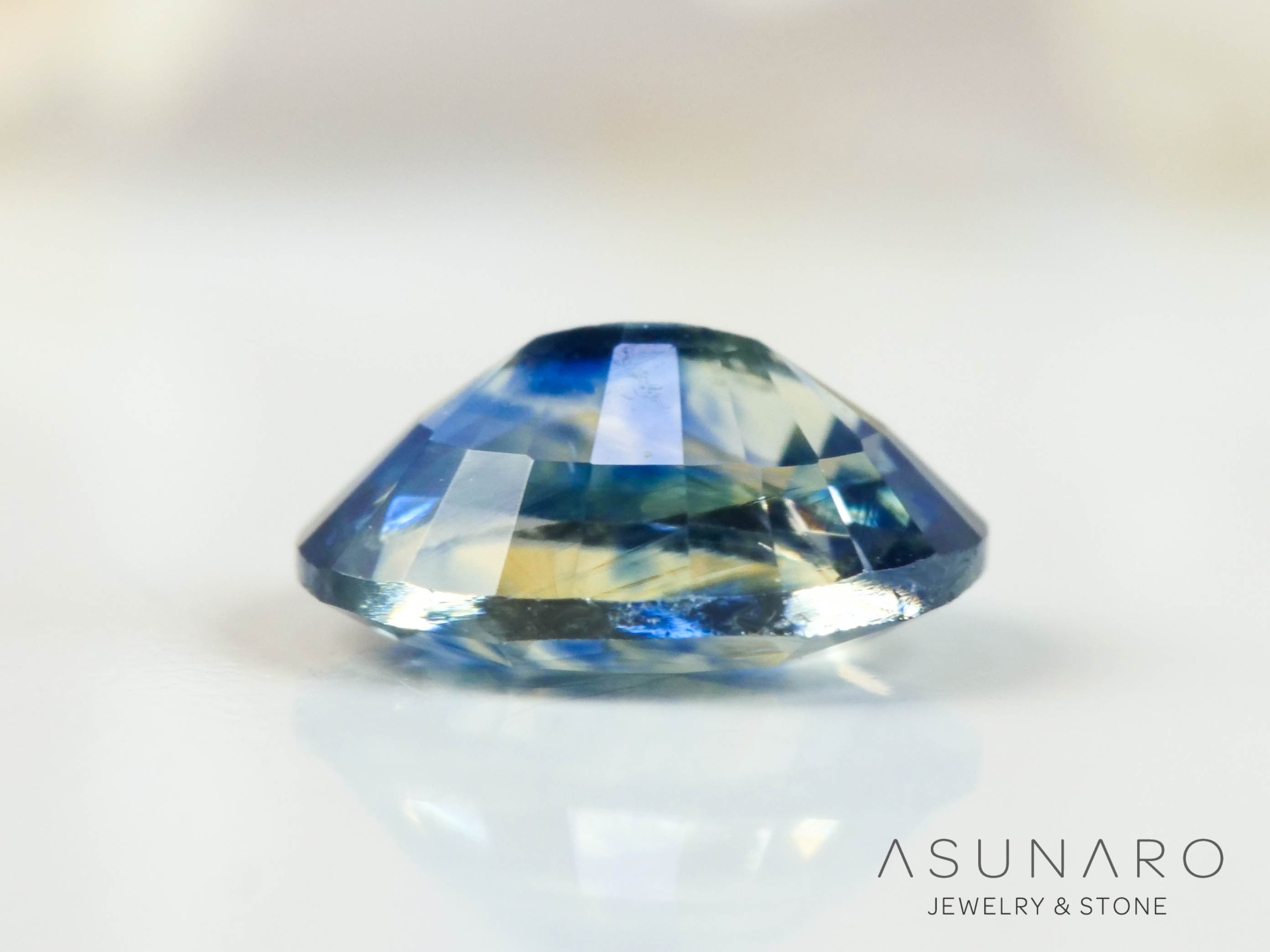 バイカラーサファイア 　オーバルカット　 スリランカ産　0.37ct【250210-2808】