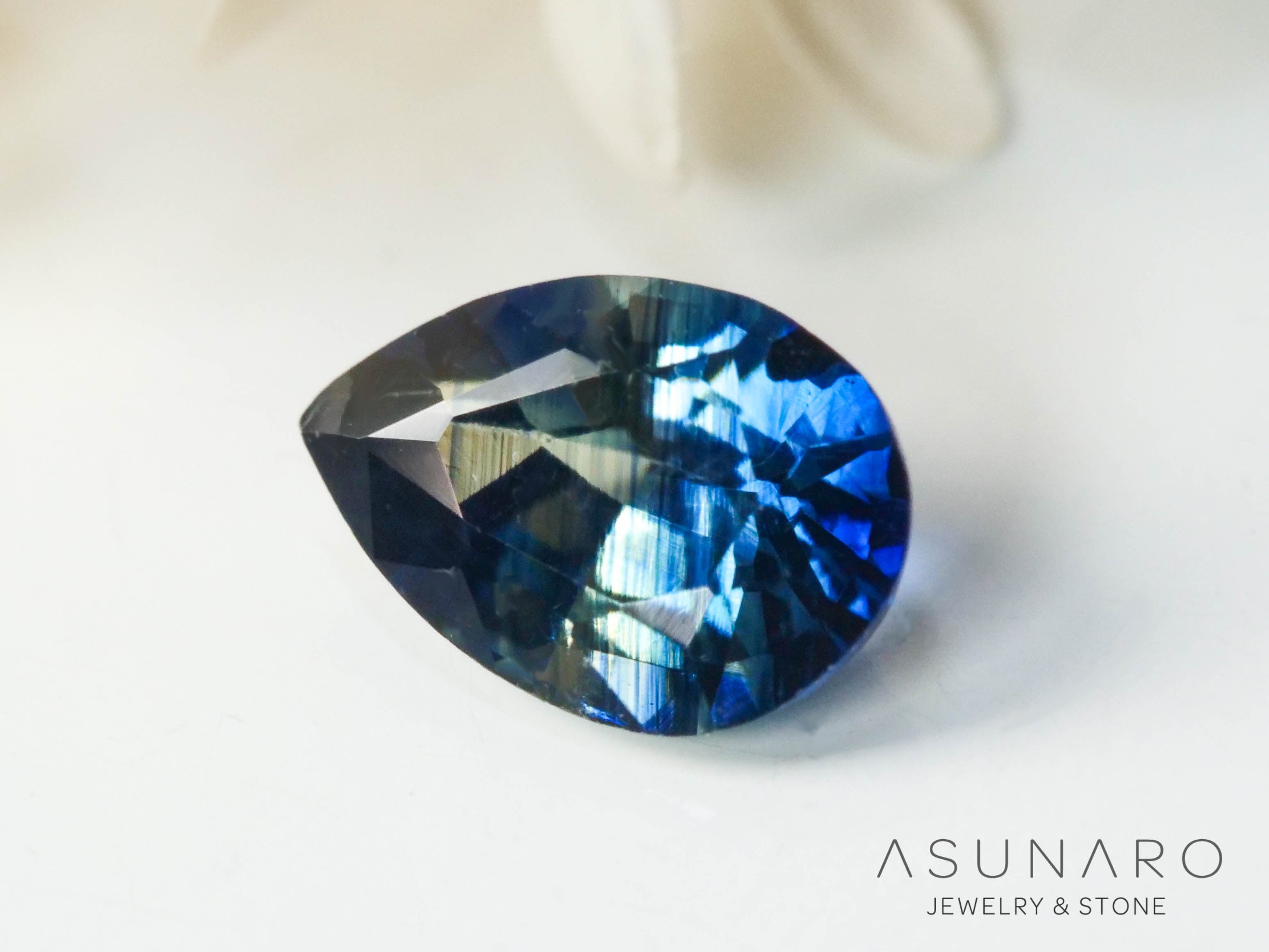 バイカラーサファイア  ペアシェイプ　スリランカ産　0.34ct【250210-2810】