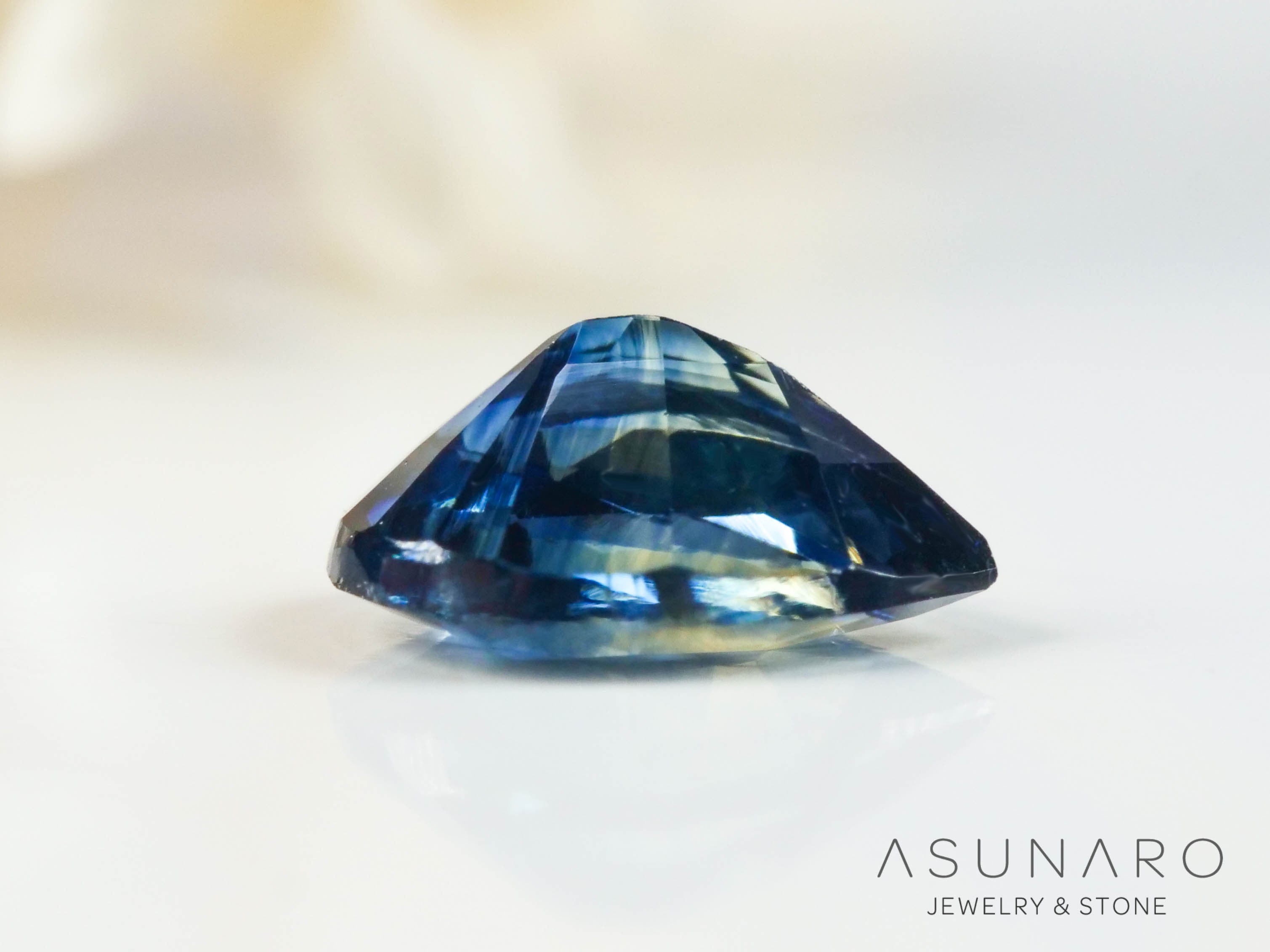 バイカラーサファイア ペアシェイプ スリランカ産 0.34ct【250210-2810