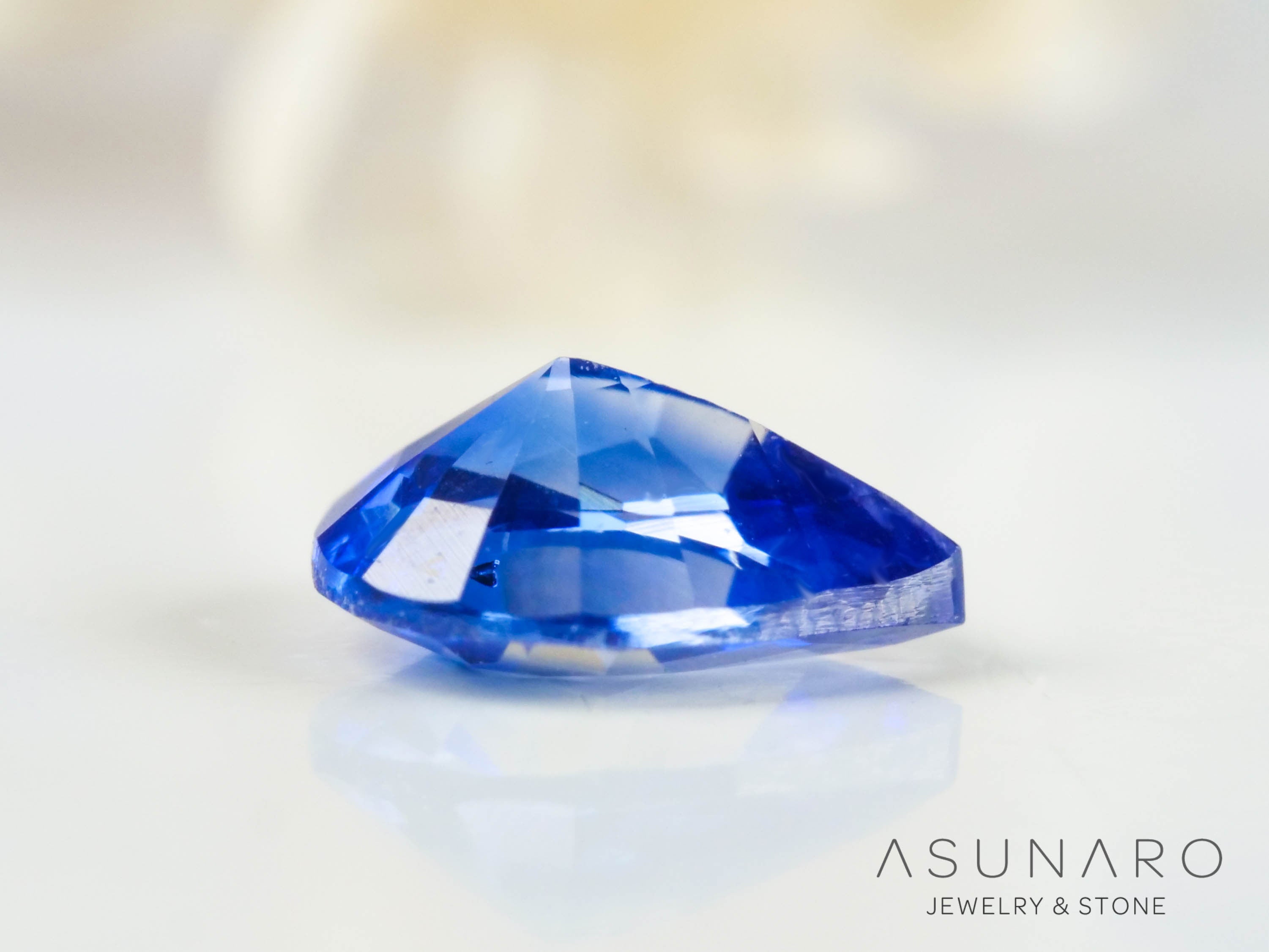 バイカラーサファイア  ペアシェイプ　スリランカ産　0.37ct【250210-2814】