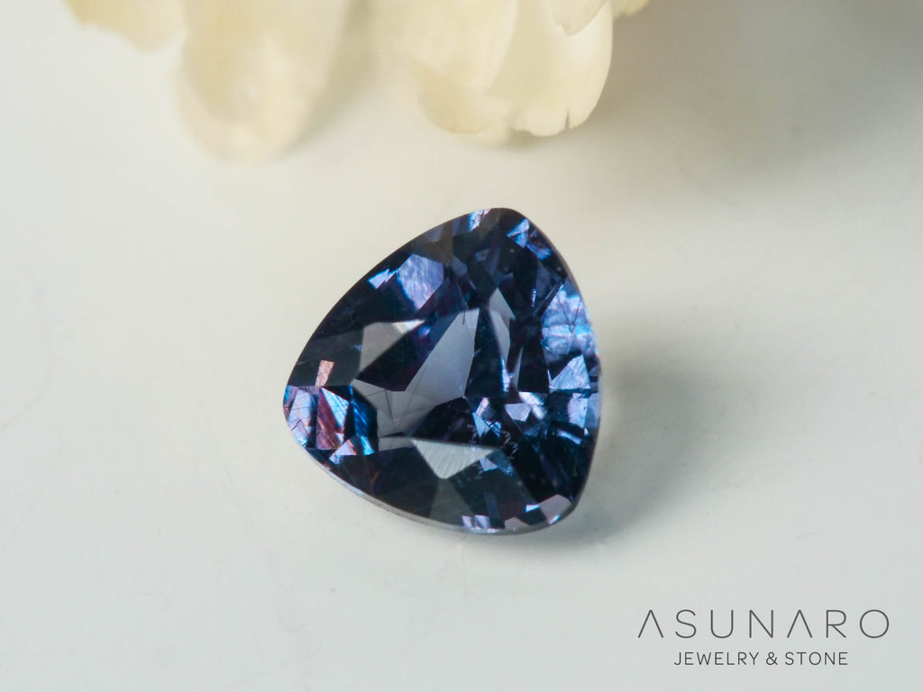 ベキリーブルーガーネット　トリリアントカット　 マダガスカル産　0.30ct【250411-2928】