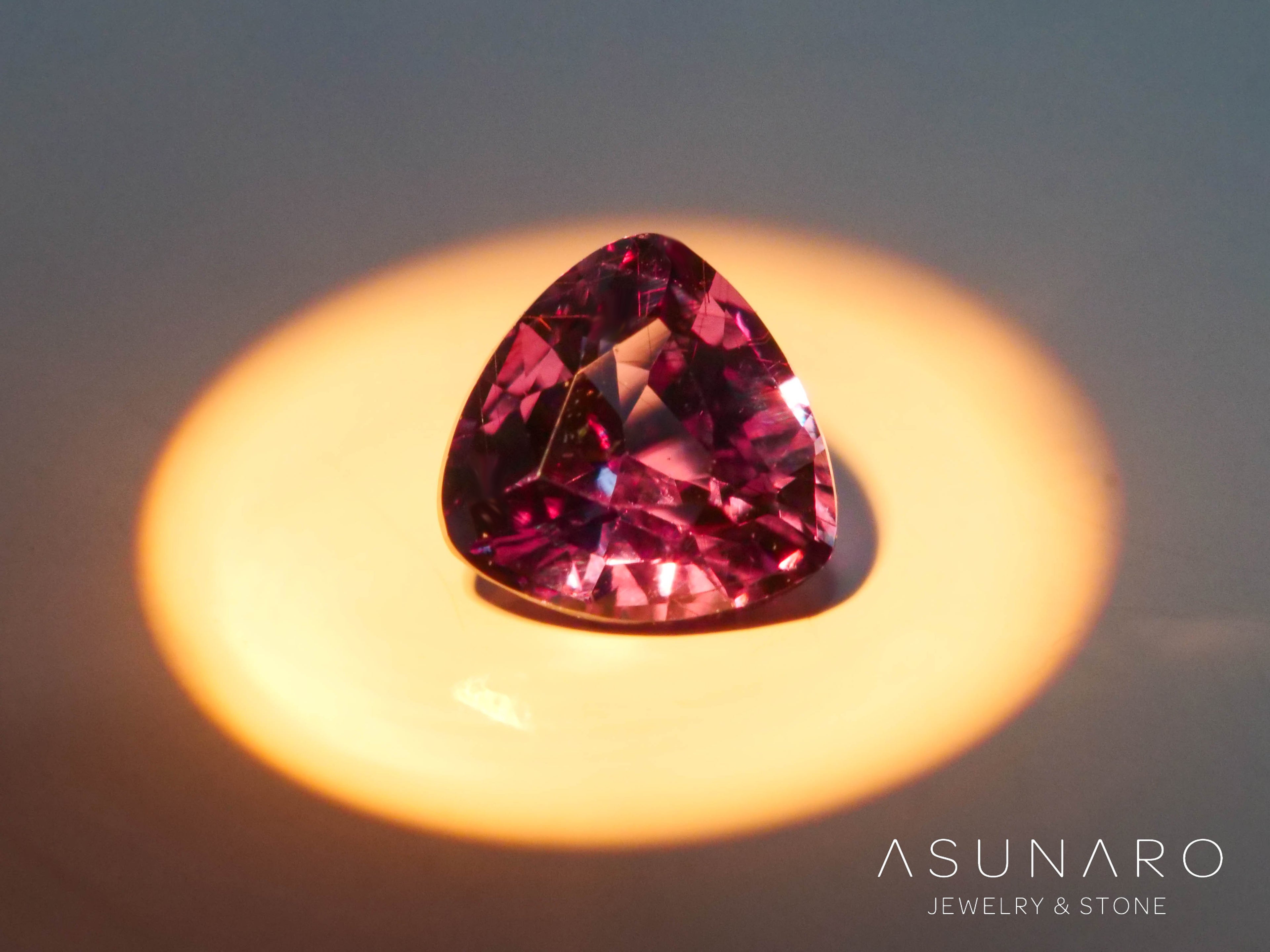 ベキリーブルーガーネット　トリリアントカット　 マダガスカル産　0.30ct【250411-2928】