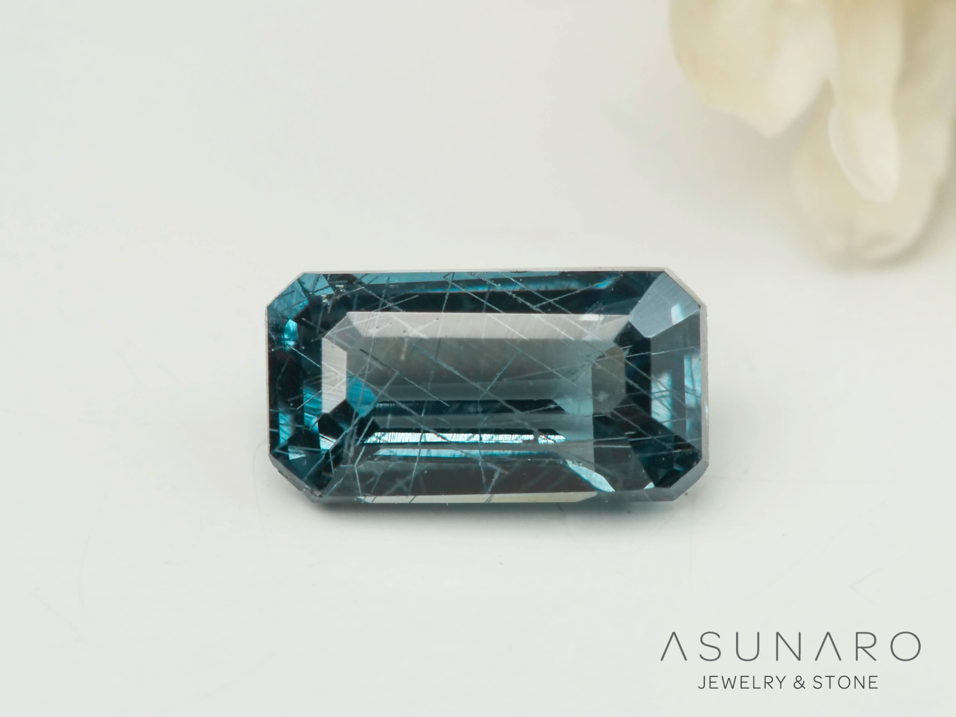 ベキリーブルーガーネット　エメラルドカット　 マダガスカル産　0.31ct【250411-2932】