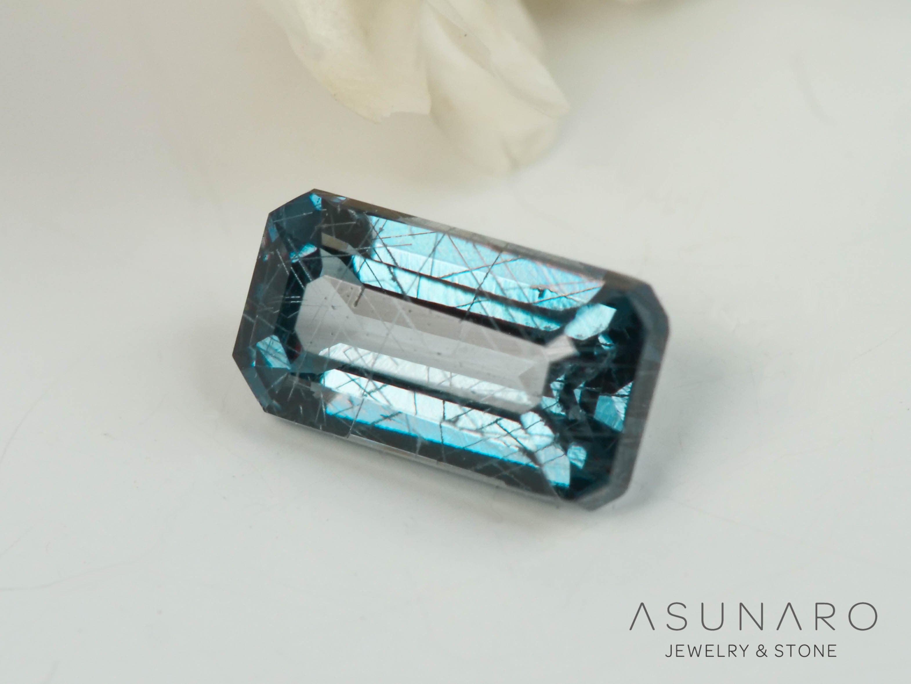 ベキリーブルーガーネット　エメラルドカット　 マダガスカル産　0.31ct【250411-2932】