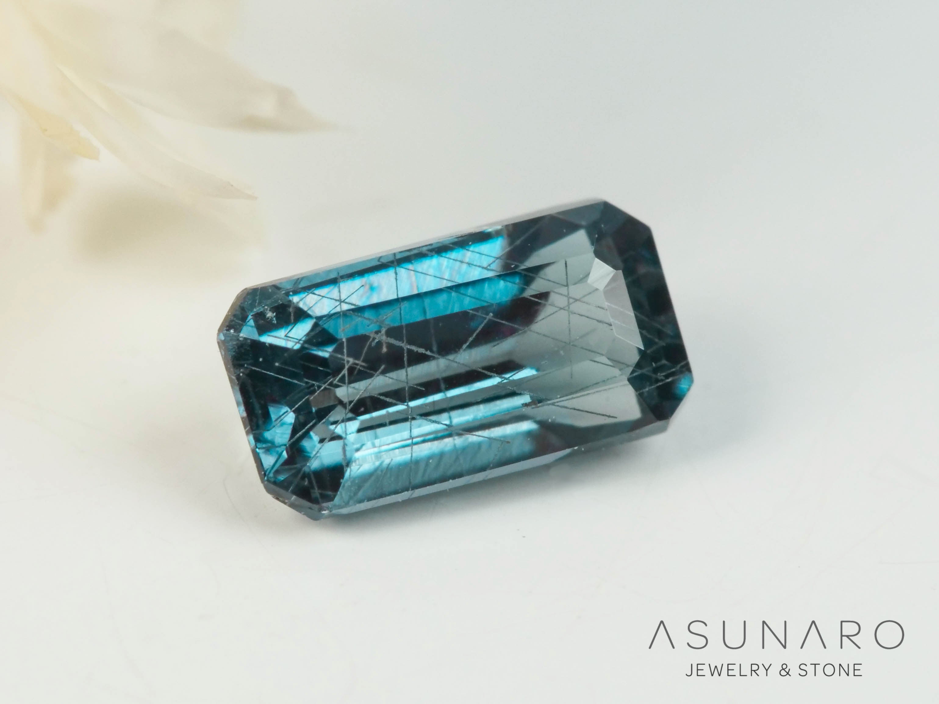 ベキリーブルーガーネット　エメラルドカット　 マダガスカル産　0.31ct【250411-2932】