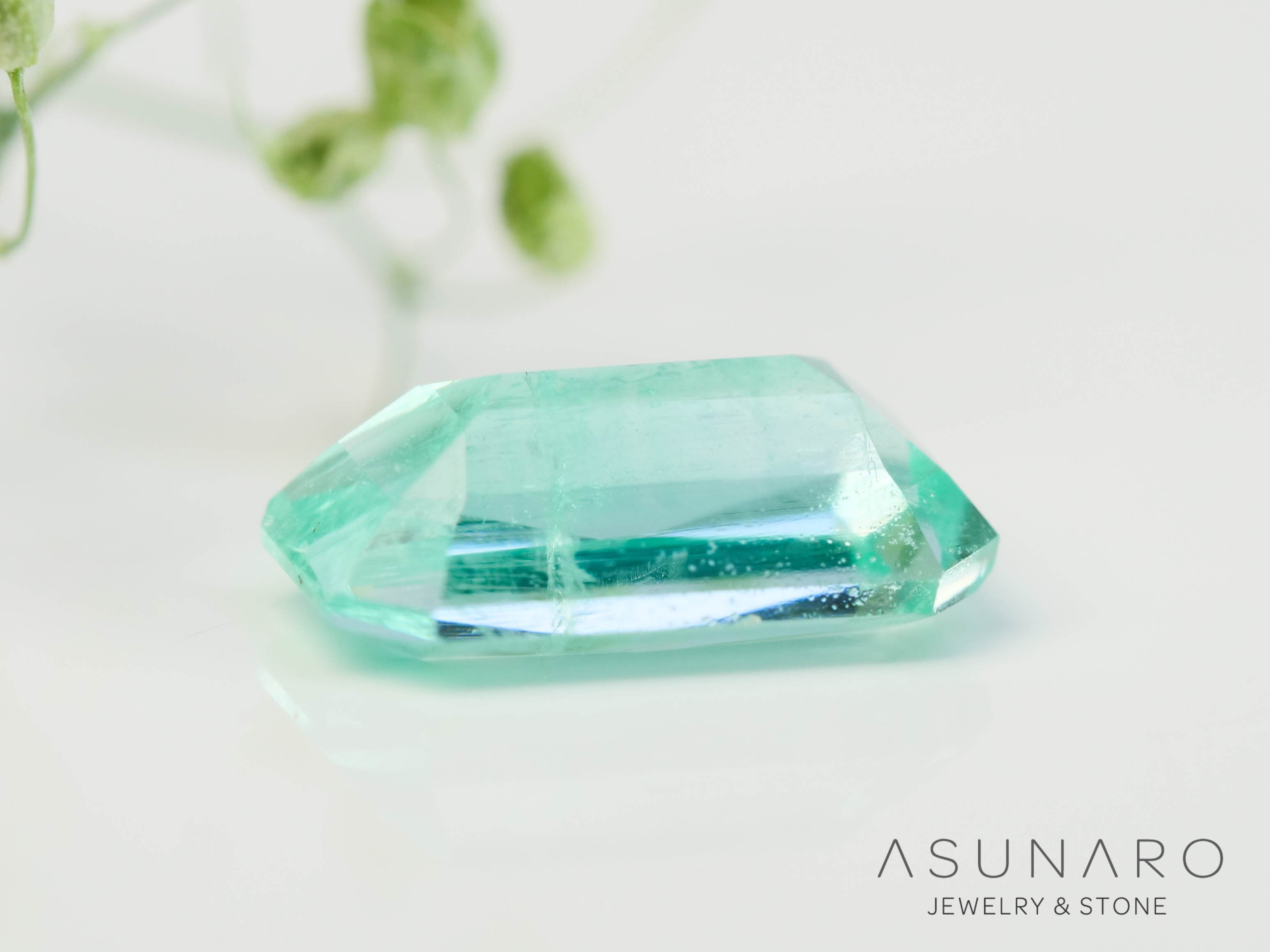 パライバカラーベリル エメラルドカット ブラジル産 0.70ct【250510-2987】