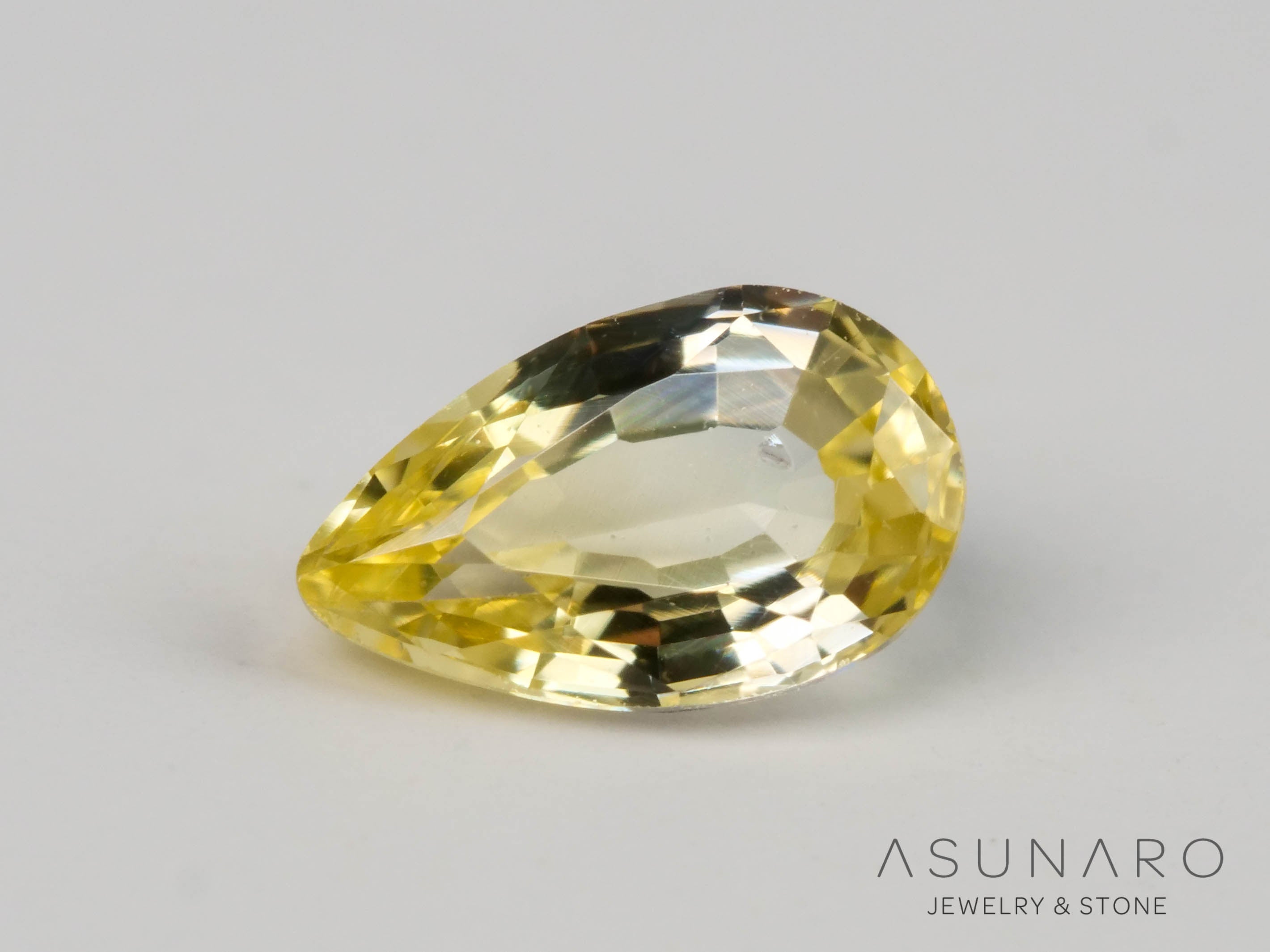 非加熱レモンイエローカラーサファイア 　ペアシェイプ　スリランカ産　0.25ct　【250528-2827】