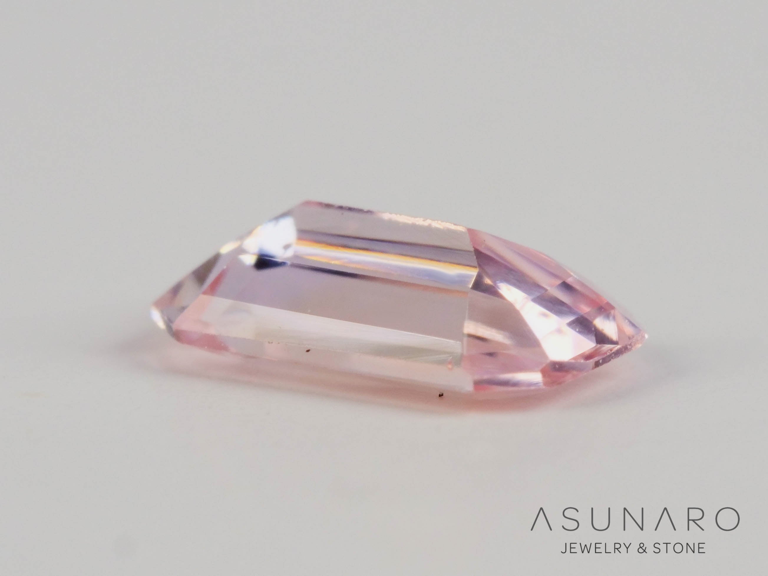 非加熱オレンジピンクサファイア 　エメラルドカット　スリランカ産　0.31ct　【250528-2829】