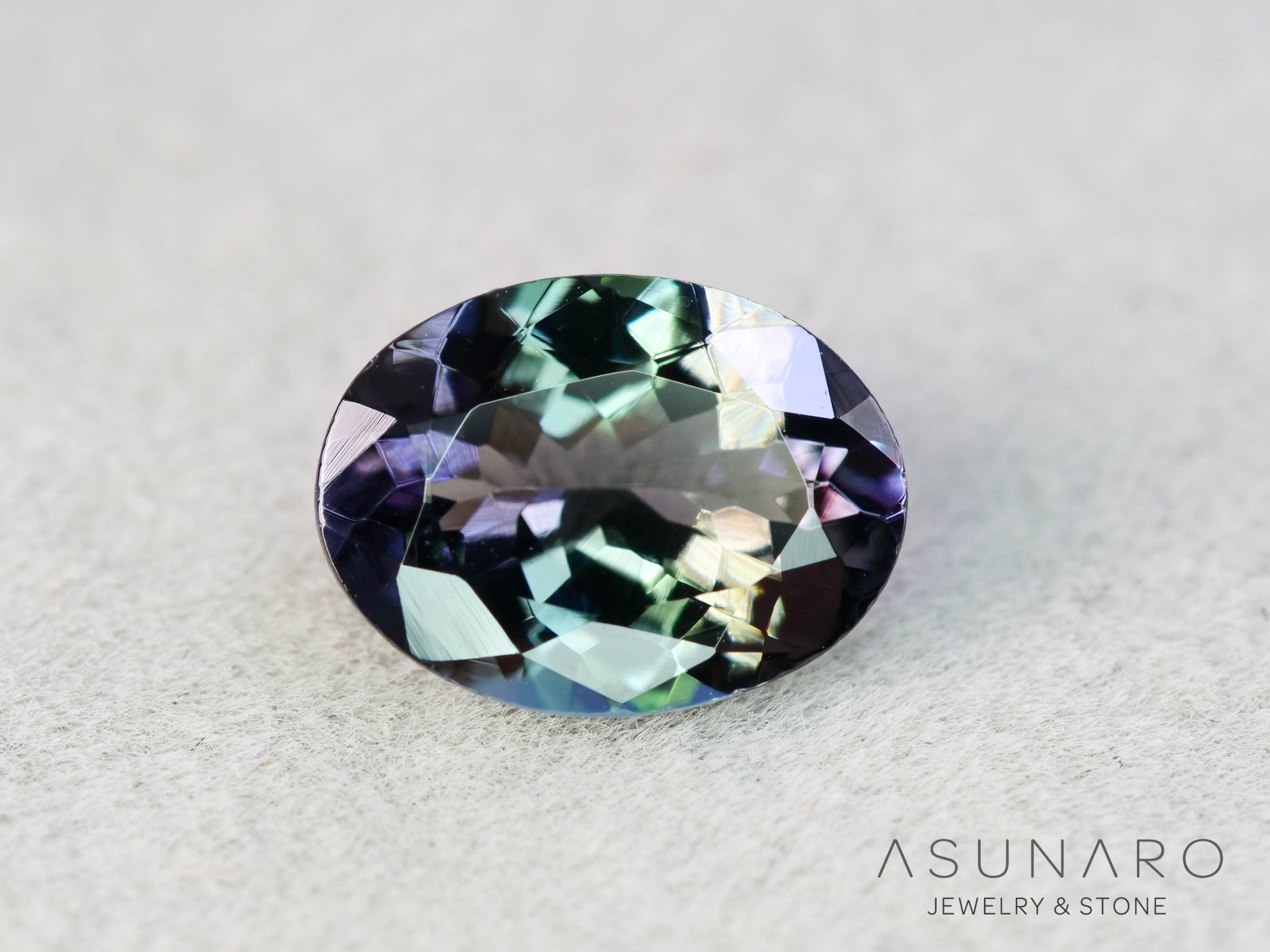 パーティーカラーゾイサイト（タンザナイト）オーバルカット　タンザニア産　1.69ct【260204-3193】