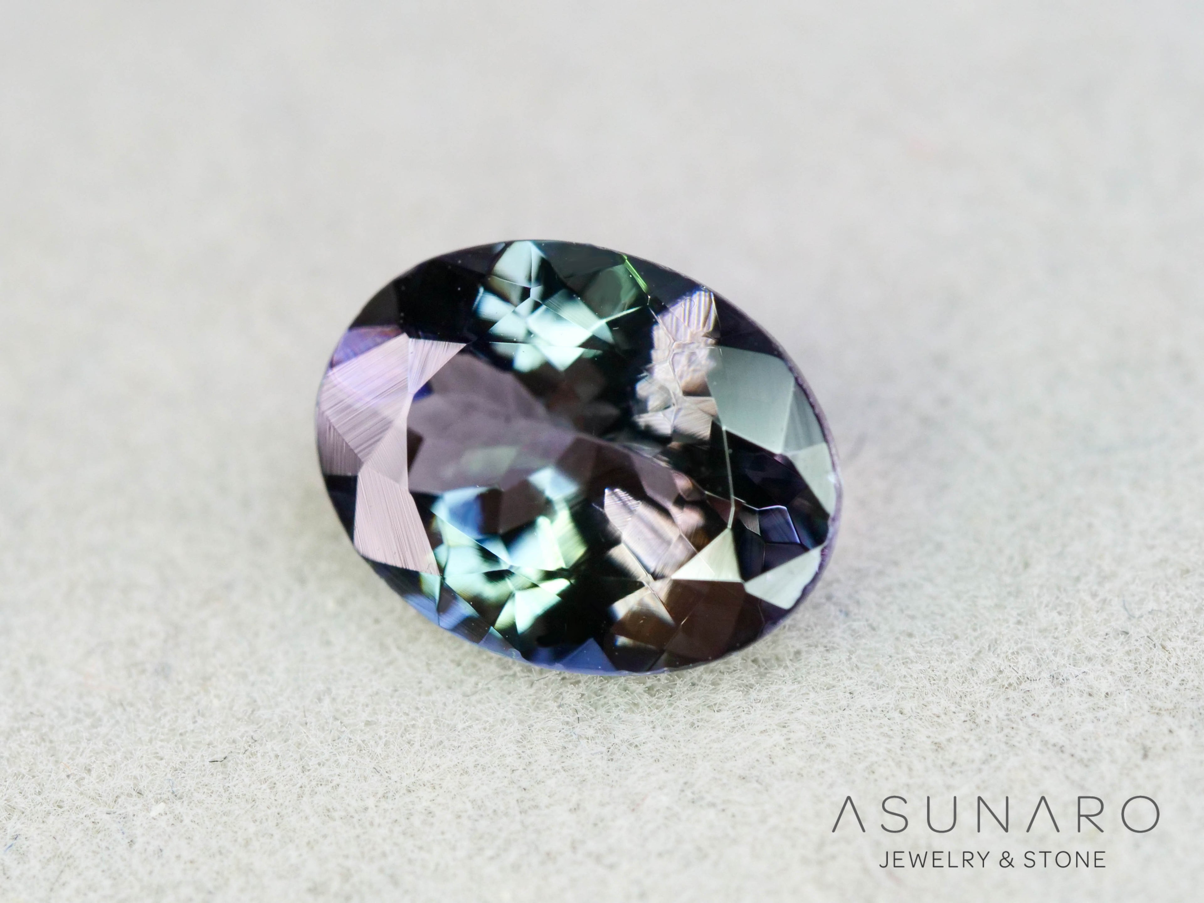 パーティーカラーゾイサイト（タンザナイト）オーバルカット　タンザニア産　1.69ct【260204-3193】