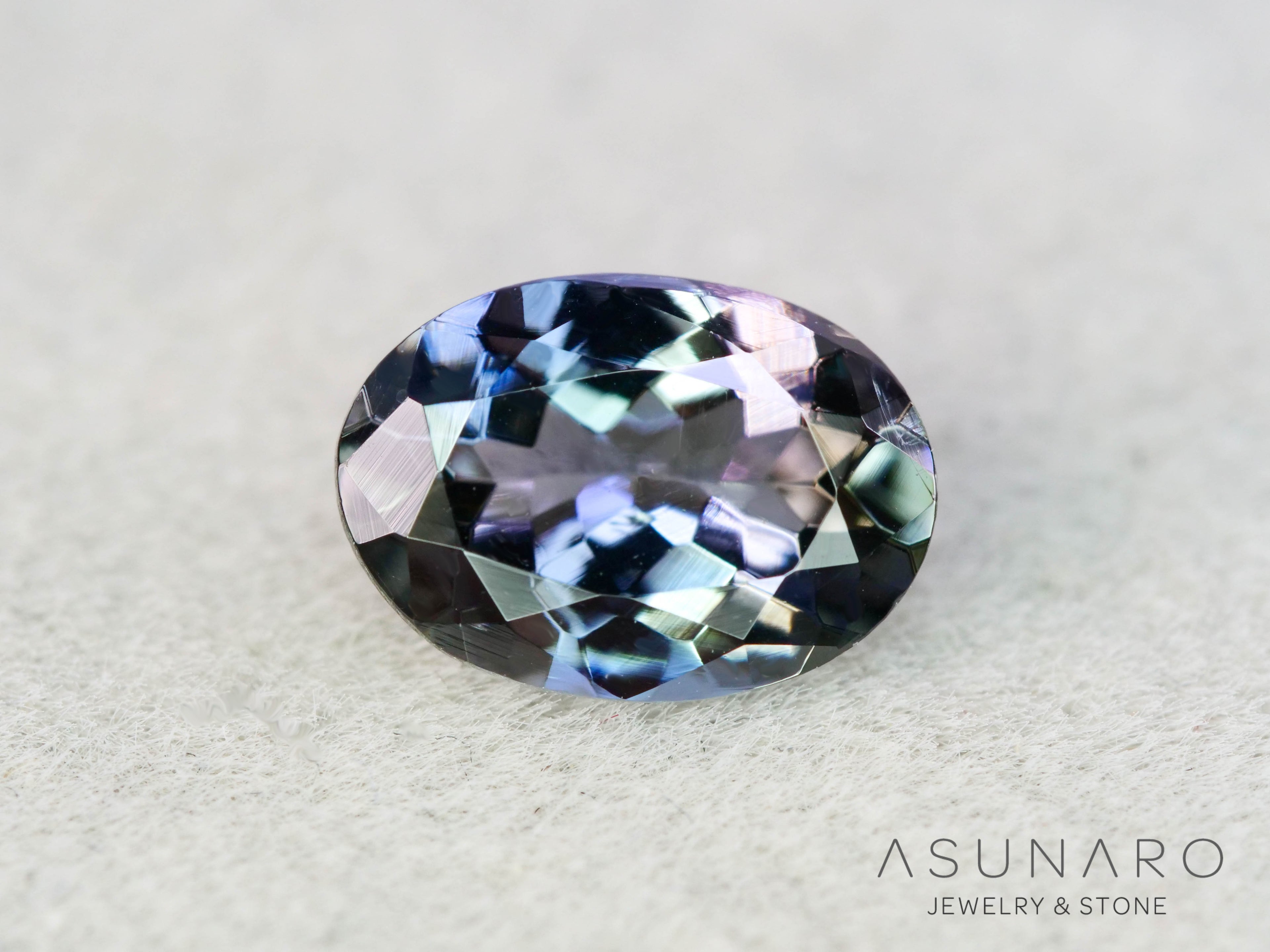 パーティーカラーゾイサイト（タンザナイト）オーバルカット　タンザニア産　0.97ct【260204-3194】