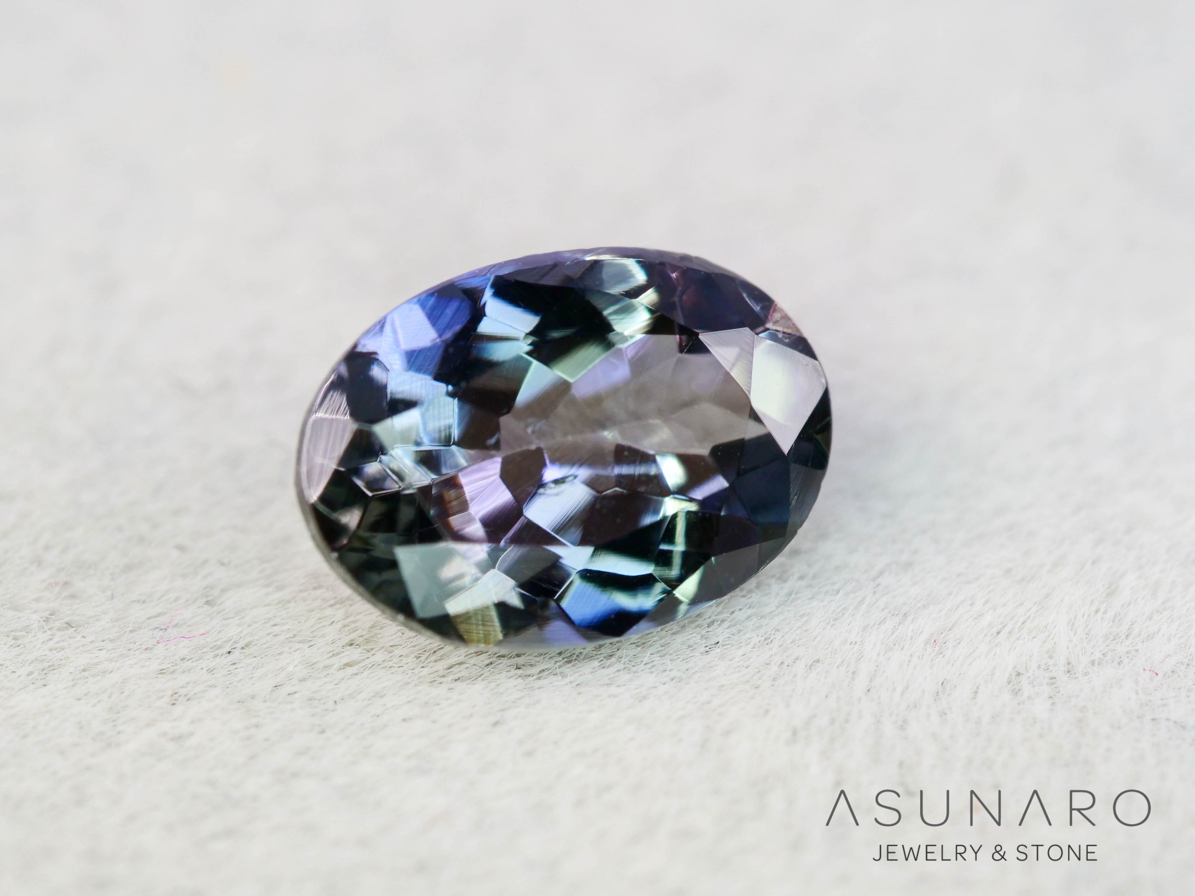 パーティーカラーゾイサイト（タンザナイト）オーバルカット　タンザニア産　0.97ct【260204-3194】