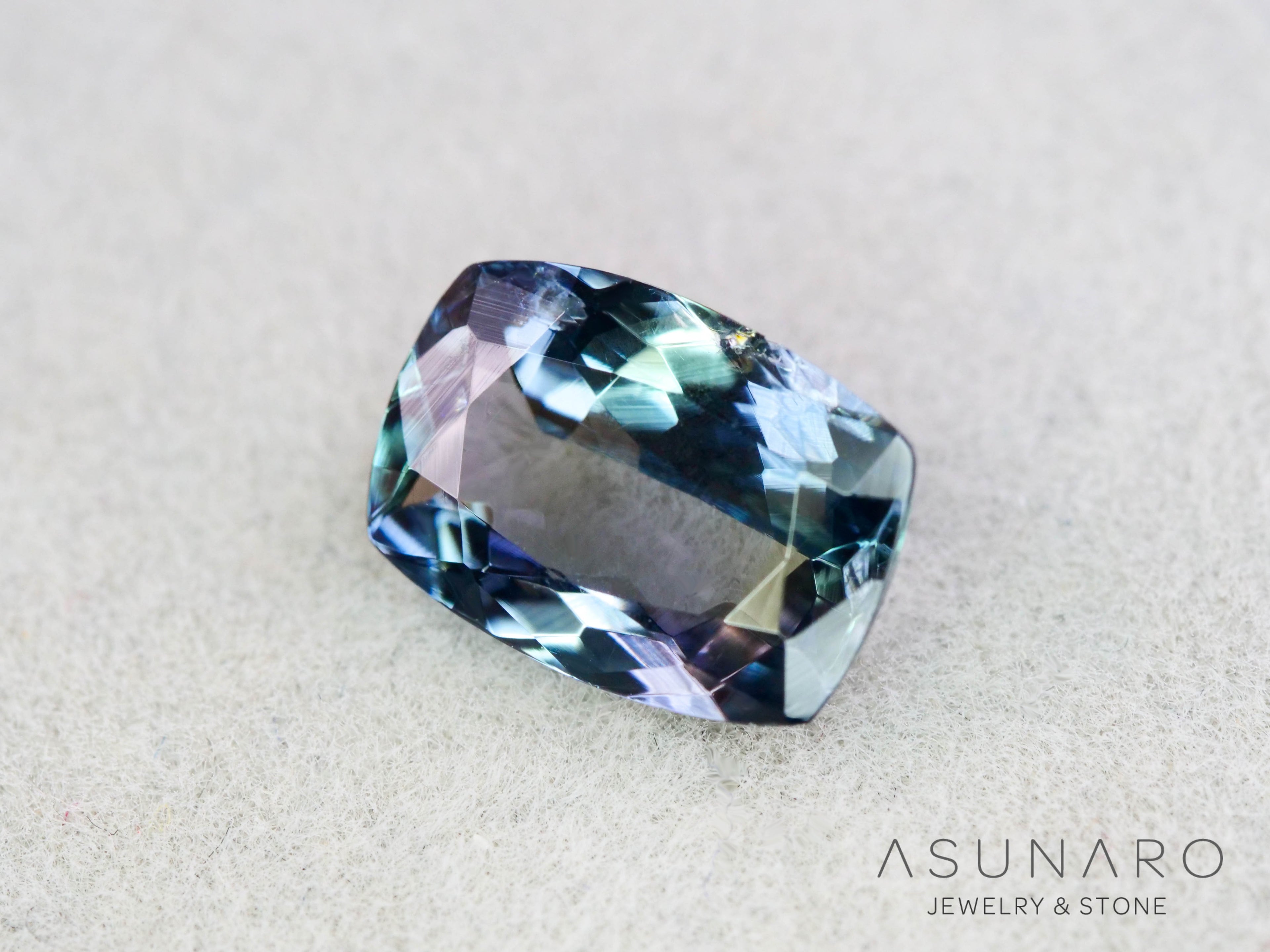 パーティーカラーゾイサイト（タンザナイト）クッションカット　タンザニア産　1.30ct【260204-3195】