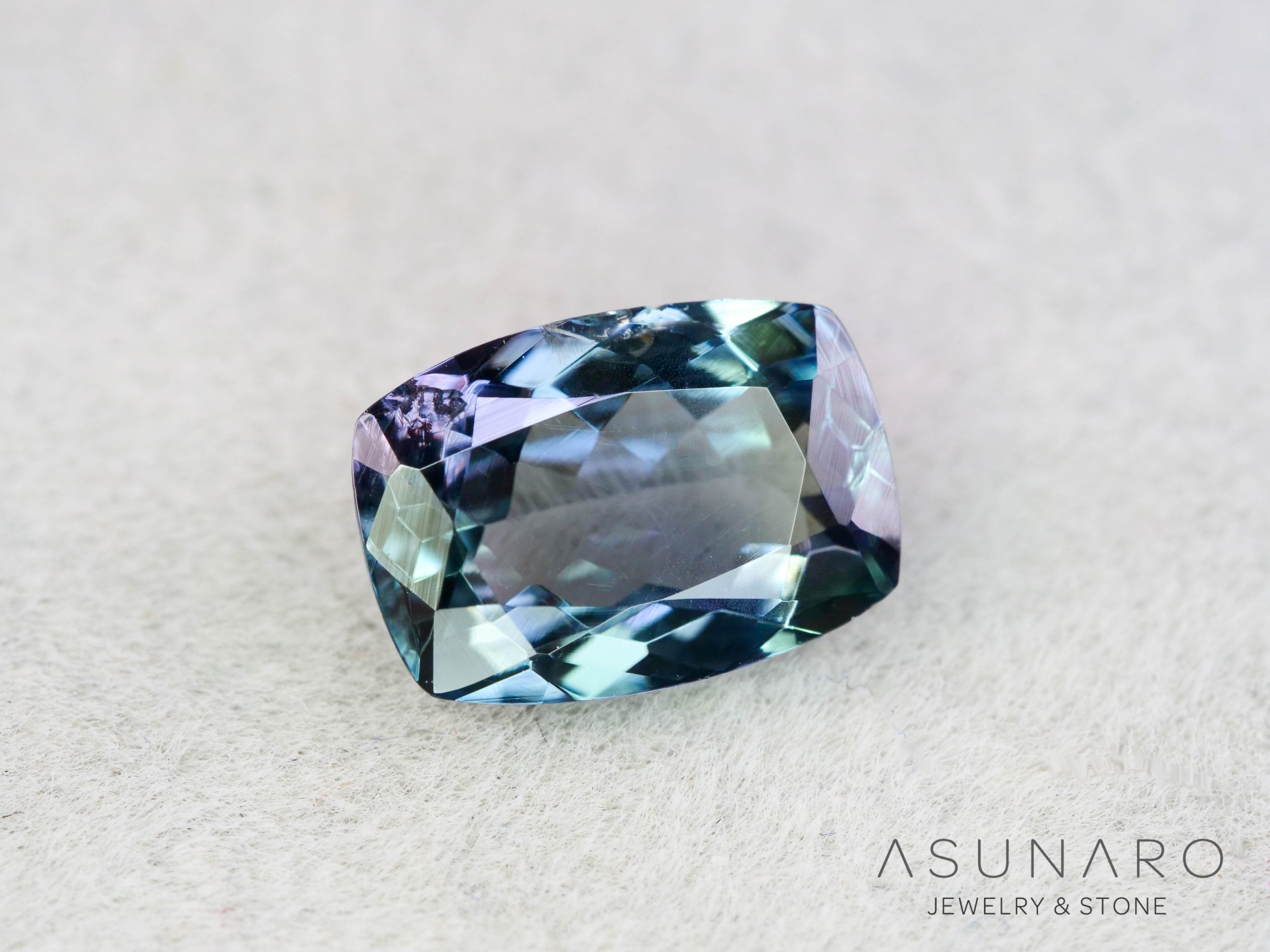 パーティーカラーゾイサイト（タンザナイト）クッションカット　タンザニア産　1.30ct【260204-3195】