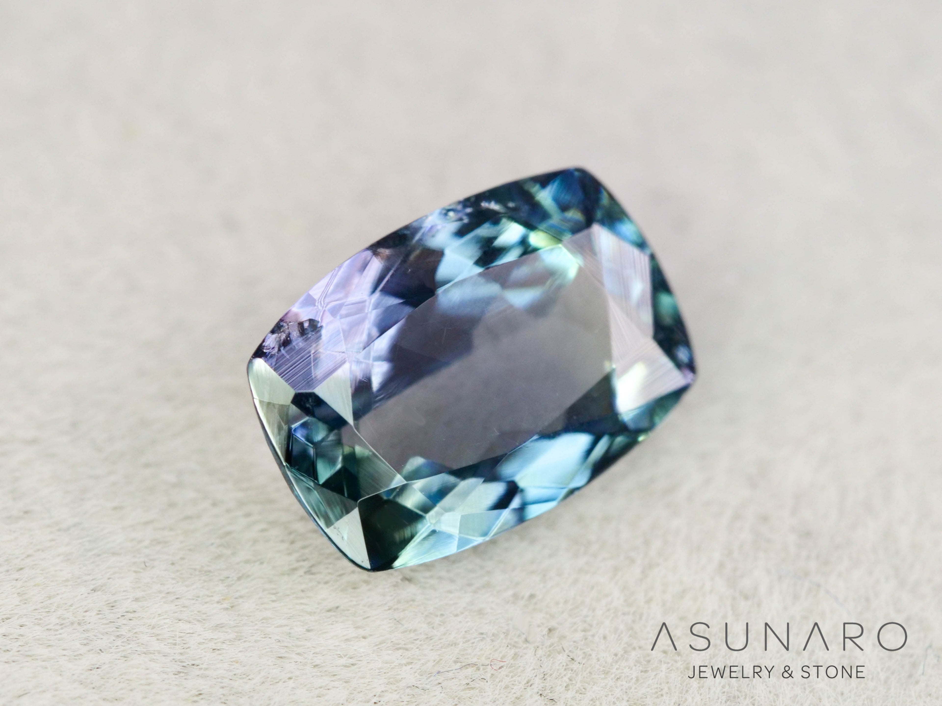 パーティーカラーゾイサイト（タンザナイト）クッションカット　タンザニア産　1.30ct【260204-3195】