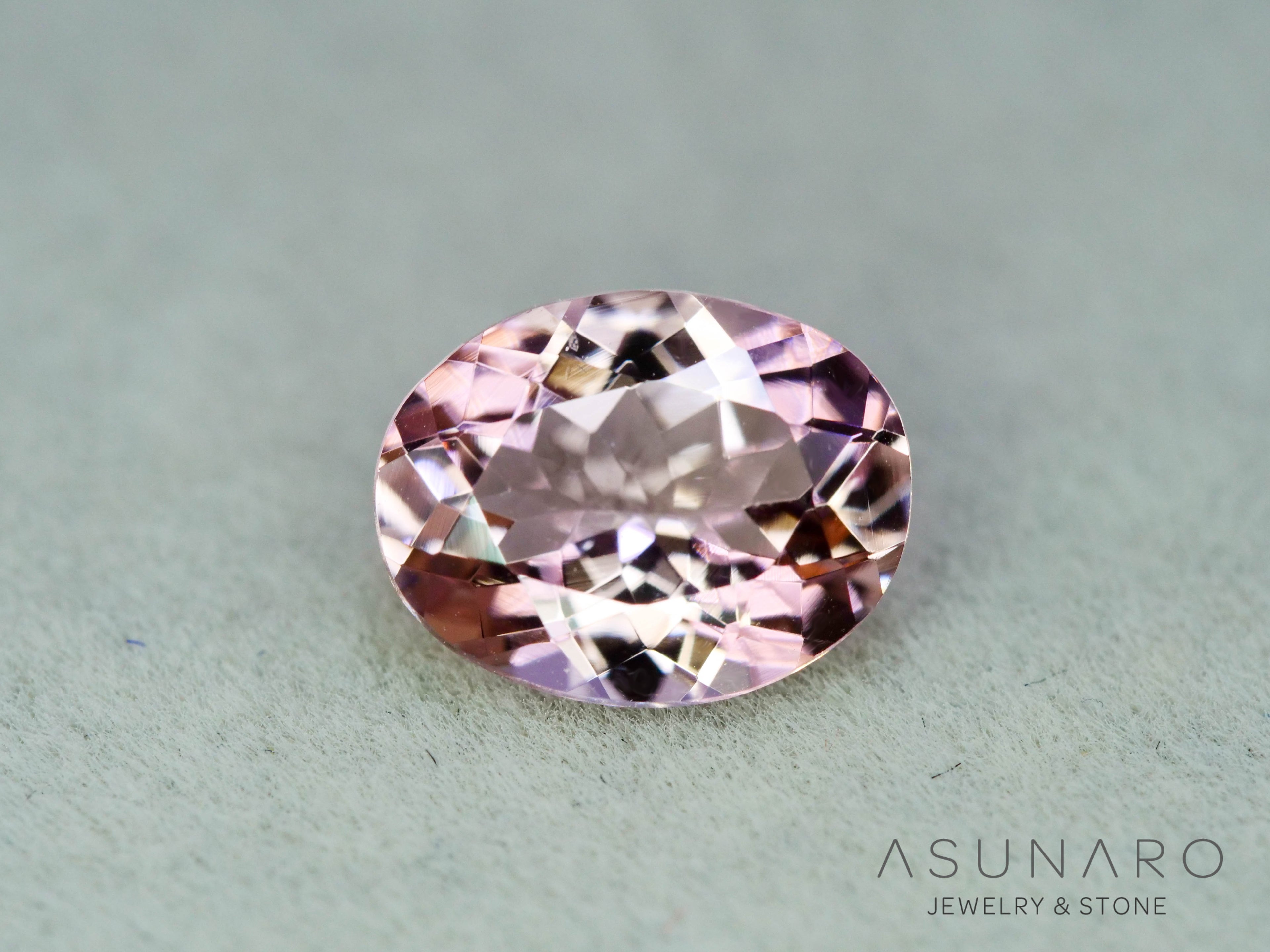 モルガナイト 　オーバルカット　ブラジル産　1.01ct　【251004-3127】