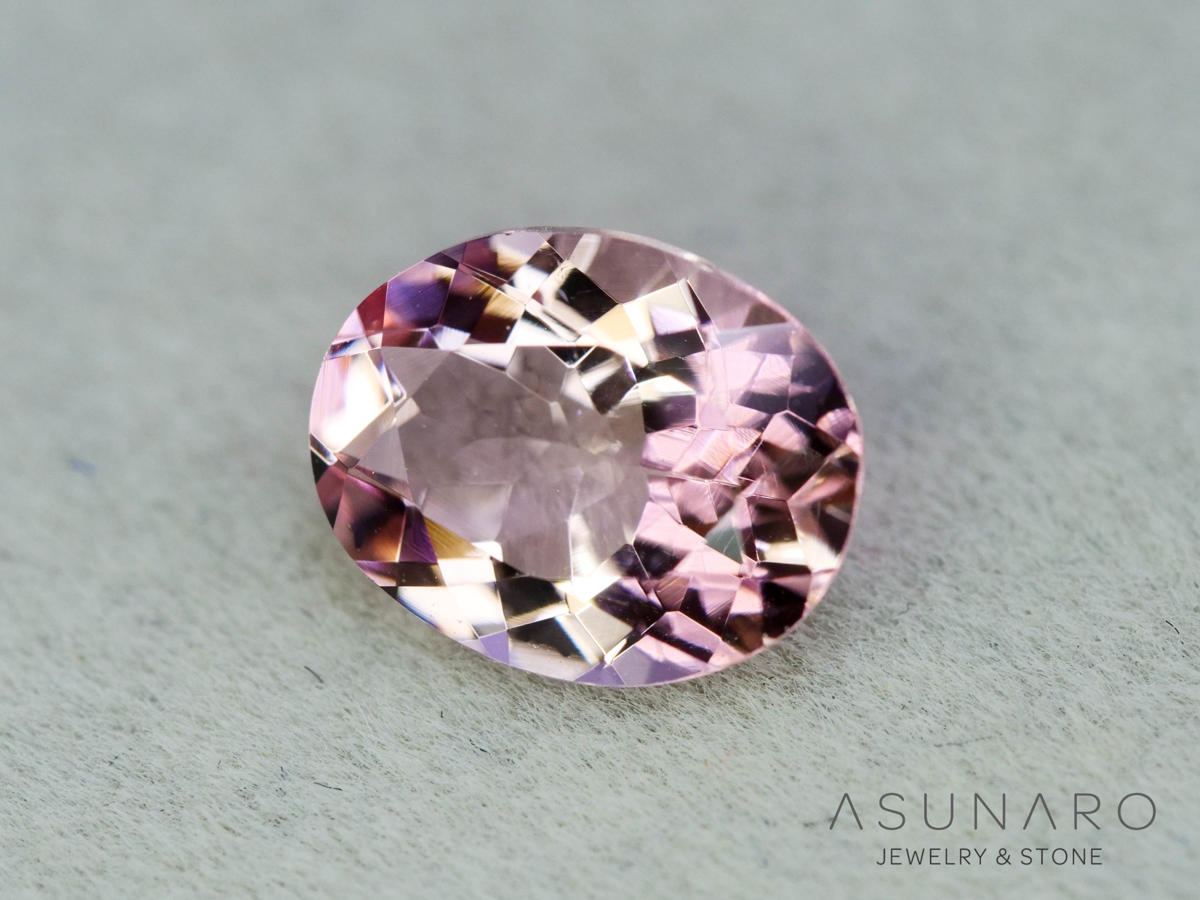 モルガナイト 　オーバルカット　ブラジル産　1.01ct　【251004-3127】