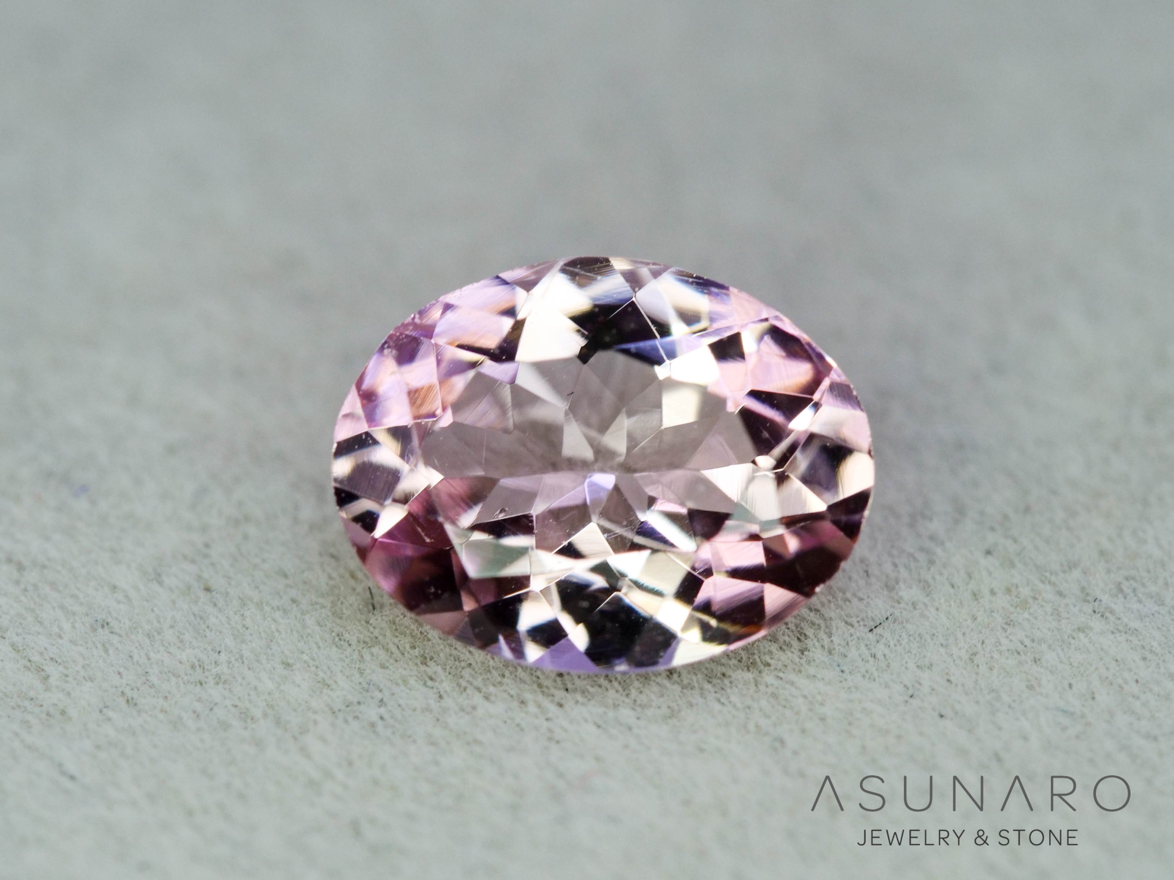 モルガナイト 　オーバルカット　ブラジル産　0.86ct　【251004-3129】