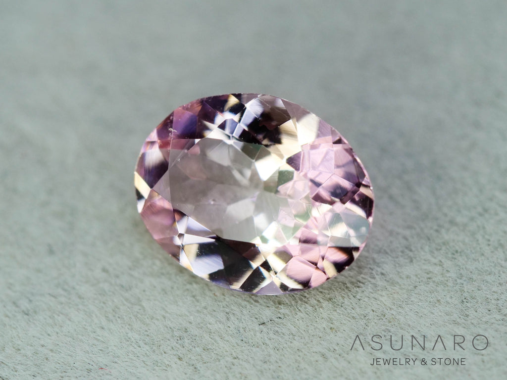 モルガナイト 　オーバルカット　ブラジル産　0.86ct　【251004-3129】