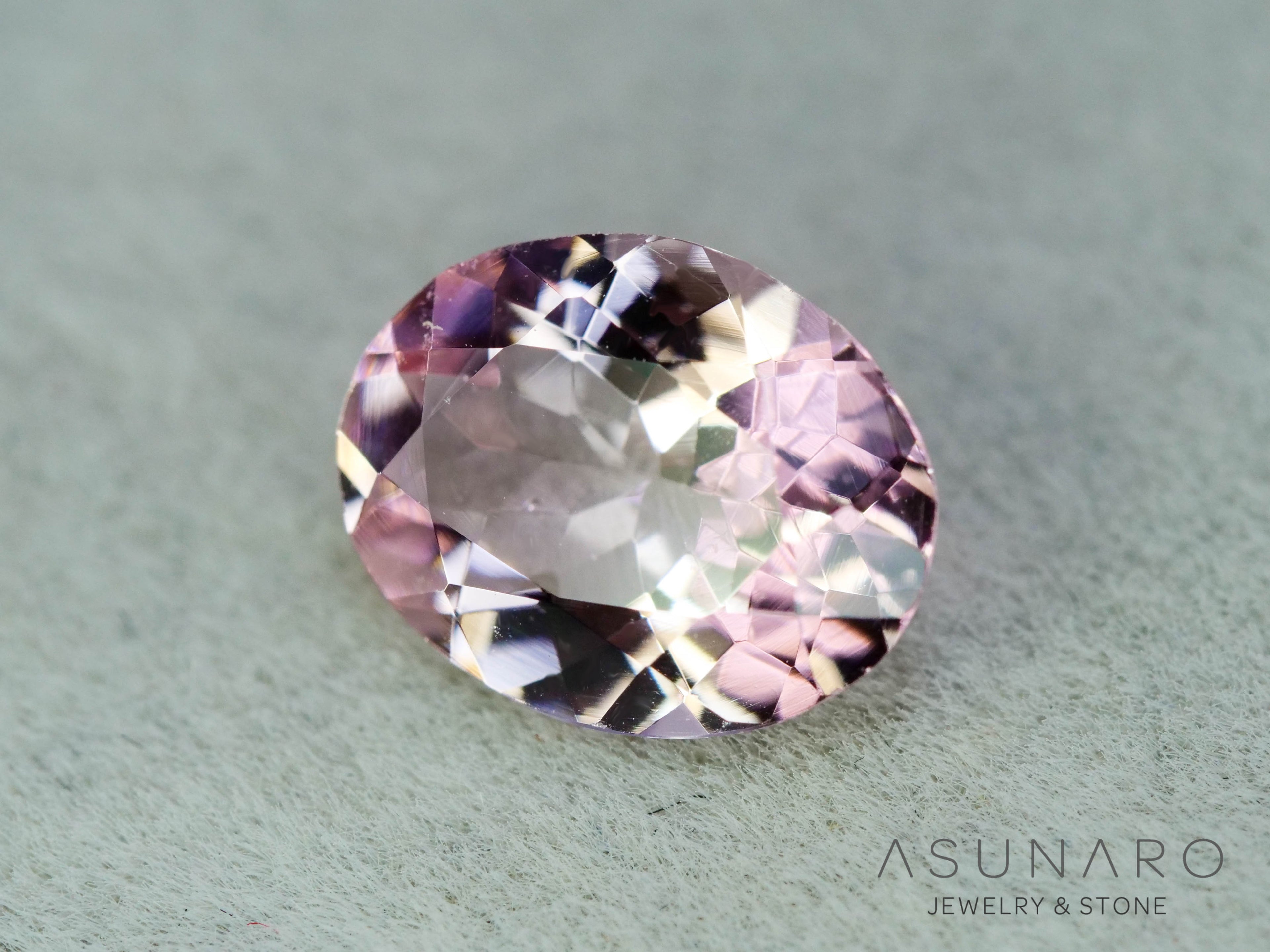 モルガナイト 　オーバルカット　ブラジル産　0.86ct　【251004-3129】