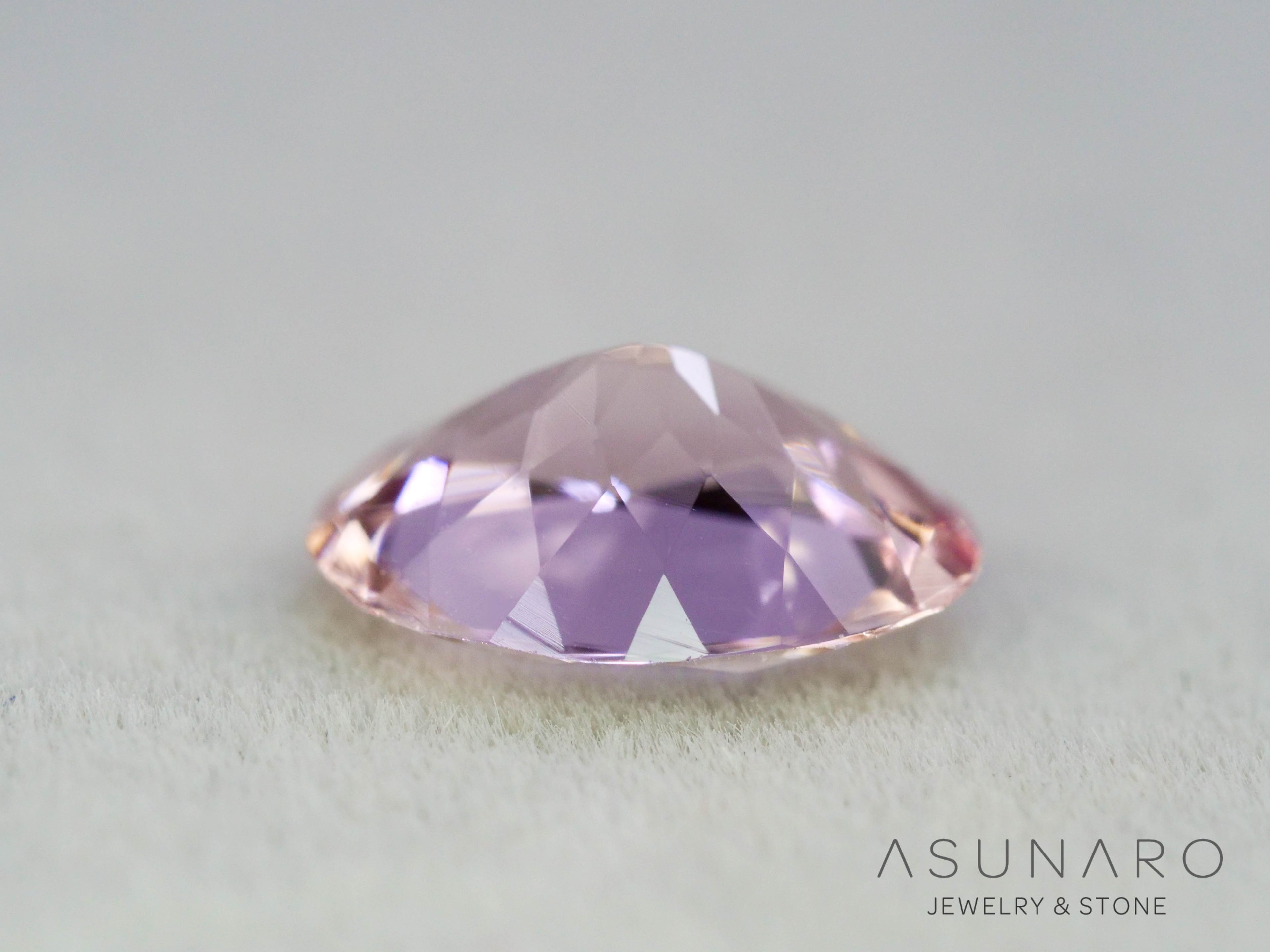 モルガナイト 　オーバルカット　ブラジル産　0.86ct　【251004-3129】