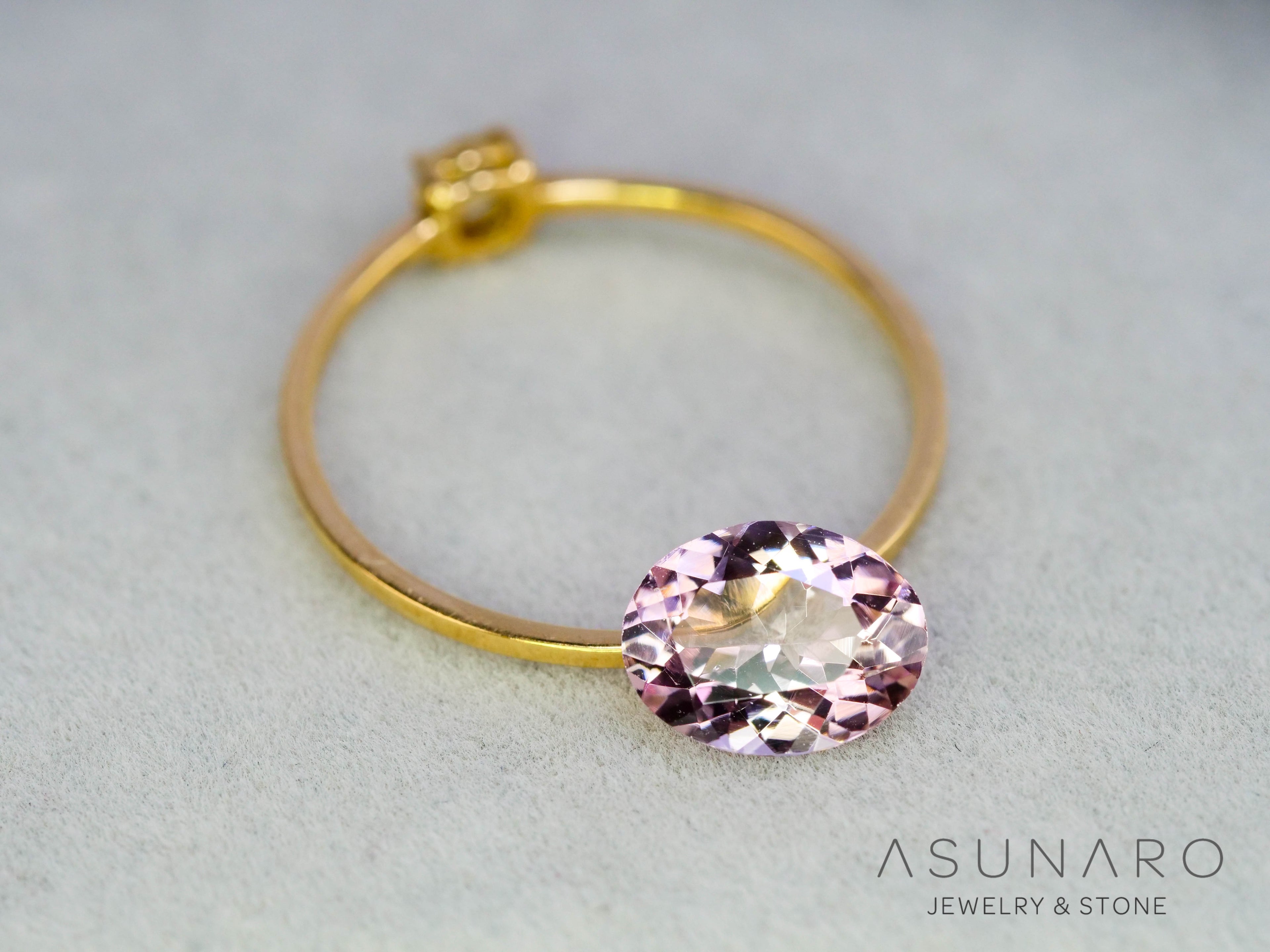 モルガナイト 　オーバルカット　ブラジル産　0.86ct　【251004-3129】