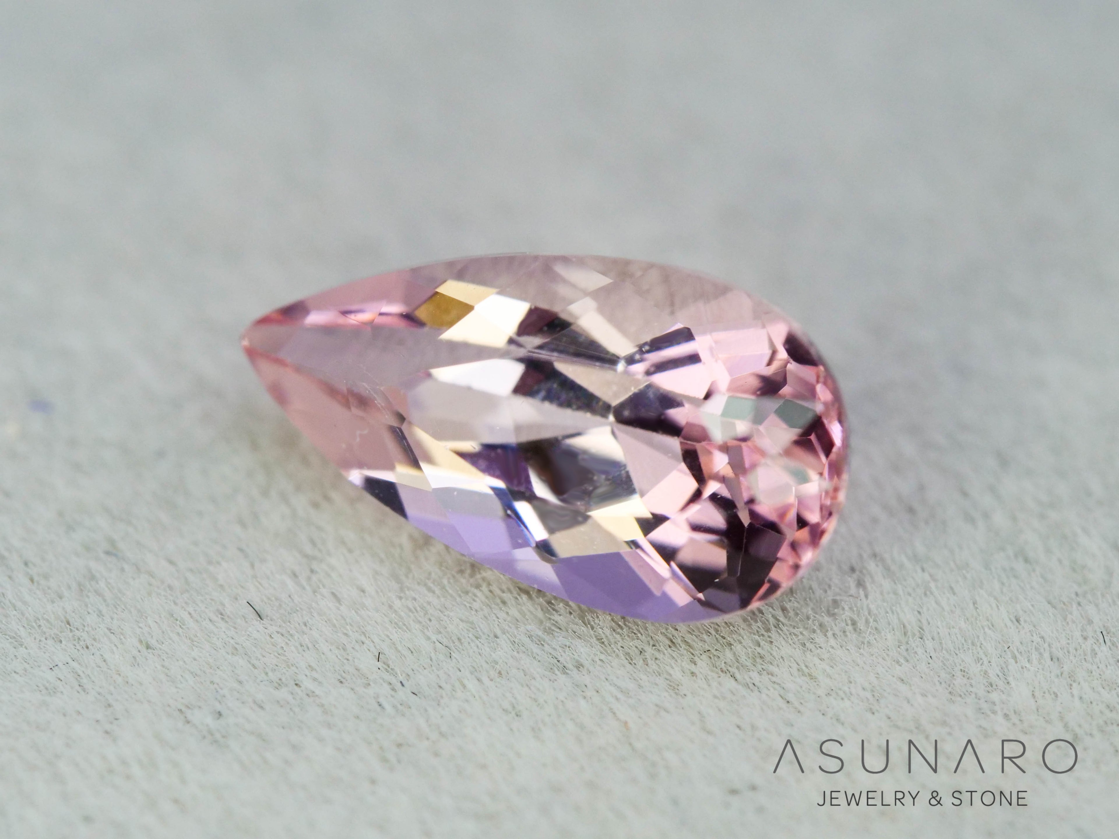 モルガナイト 　ペアシェイプ　ブラジル産　1.00ct　【251004-3131】