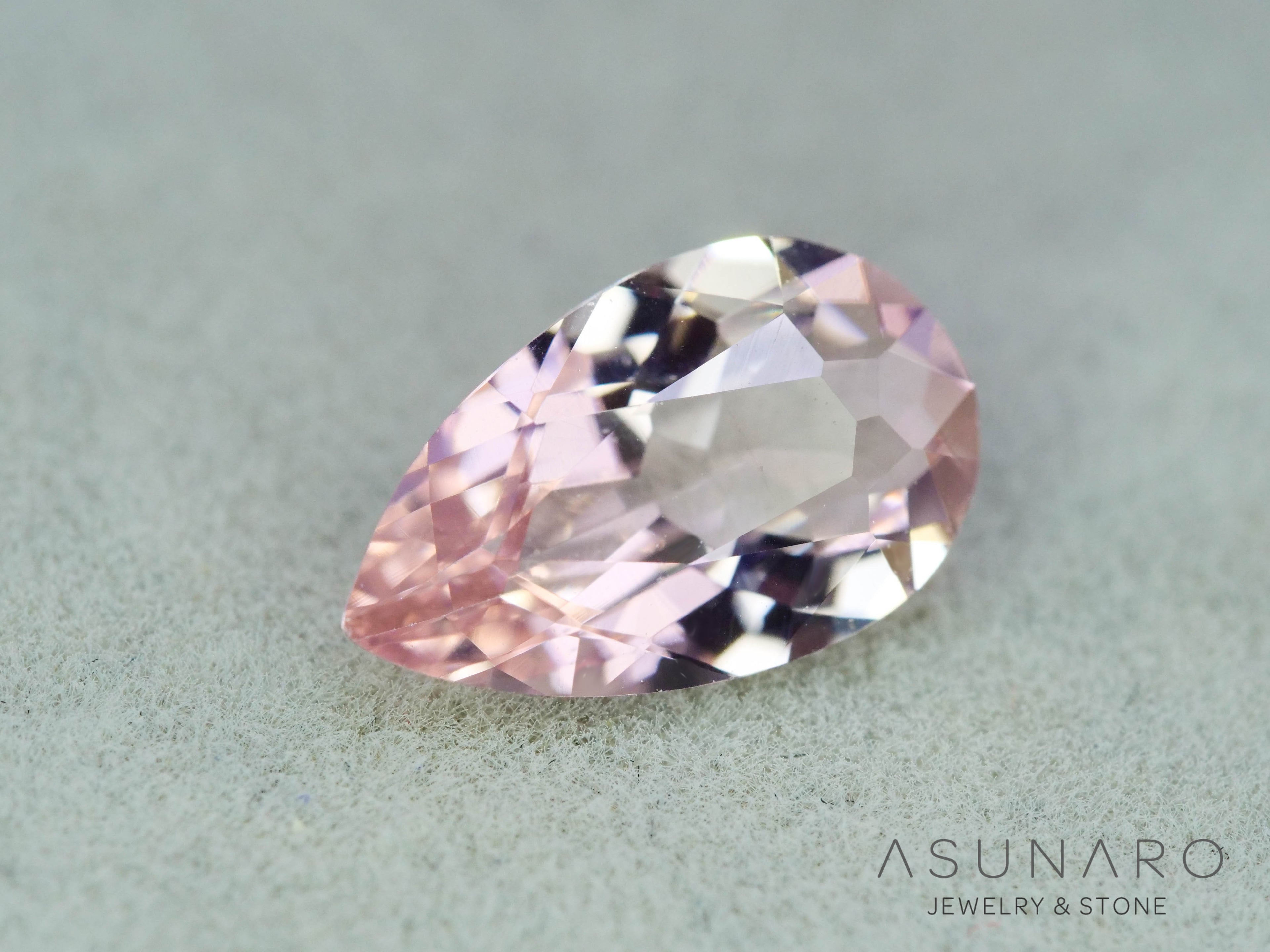 モルガナイト 　ペアシェイプ　ブラジル産　1.11ct　【251004-3132】