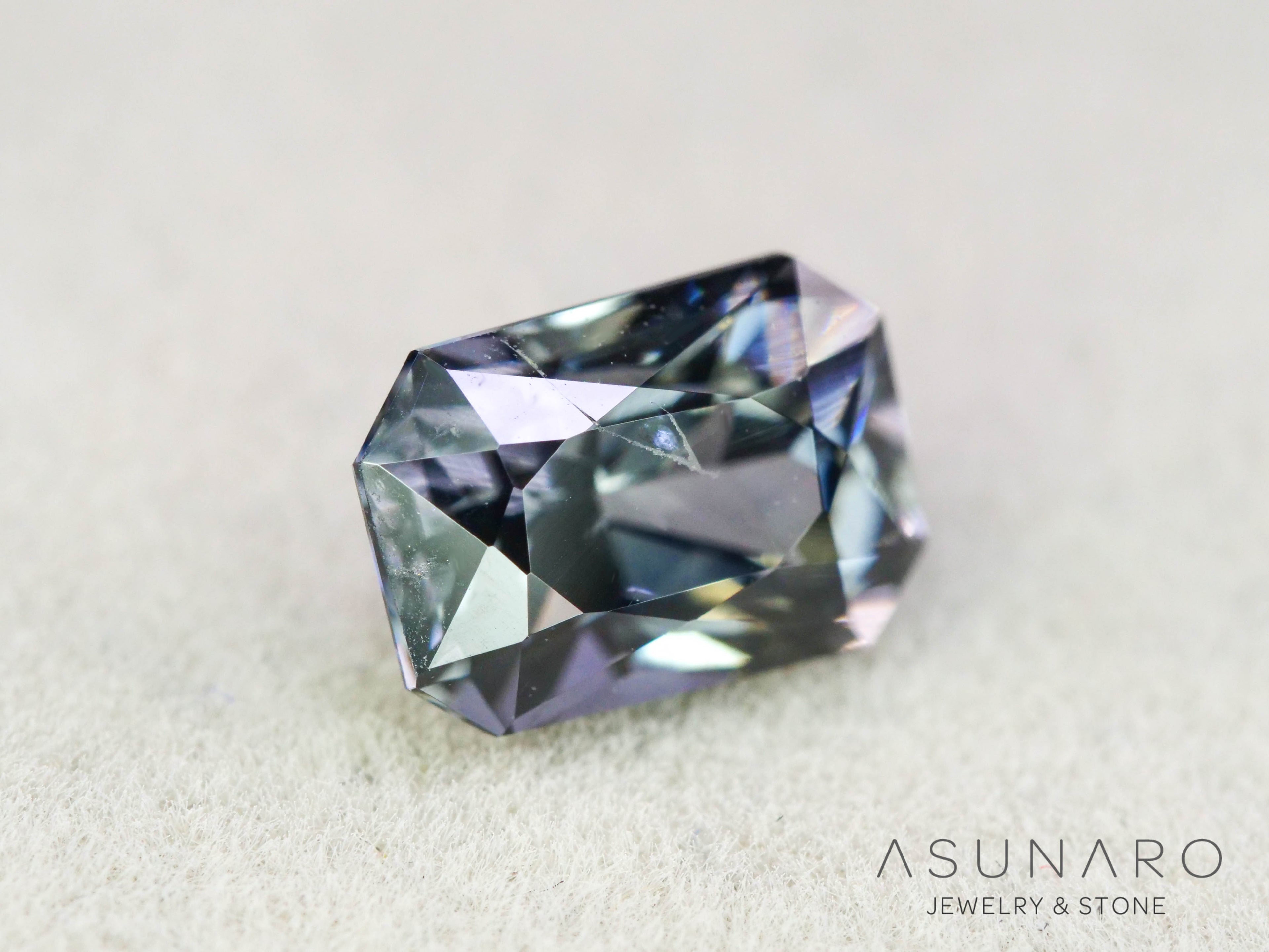 グレースピネル 　エメラルドカット　スリランカ産　1.04ct　【251004-3082】