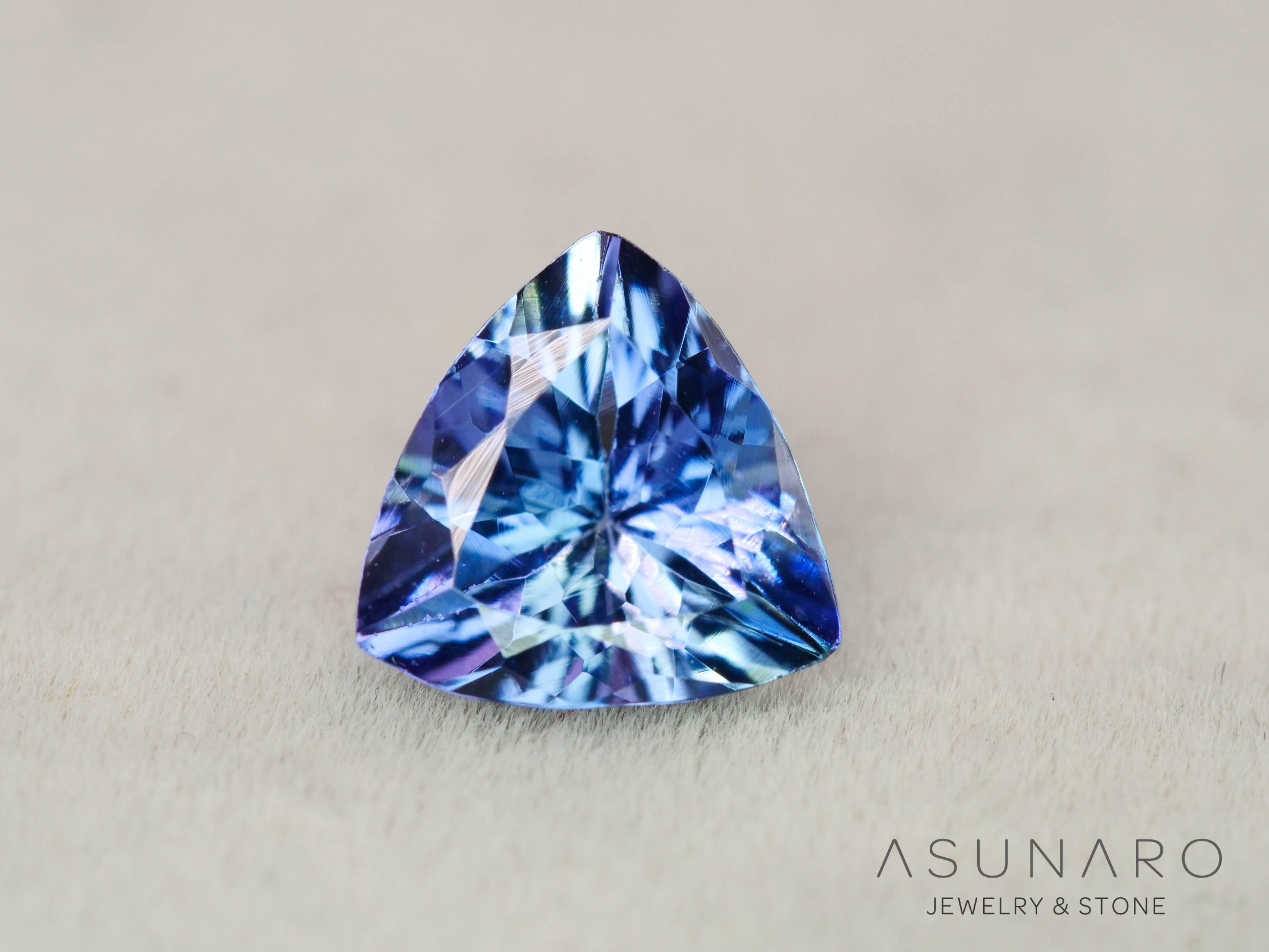 バイカラーゾイサイト（タンザナイト）トリリアントカット タンザニア