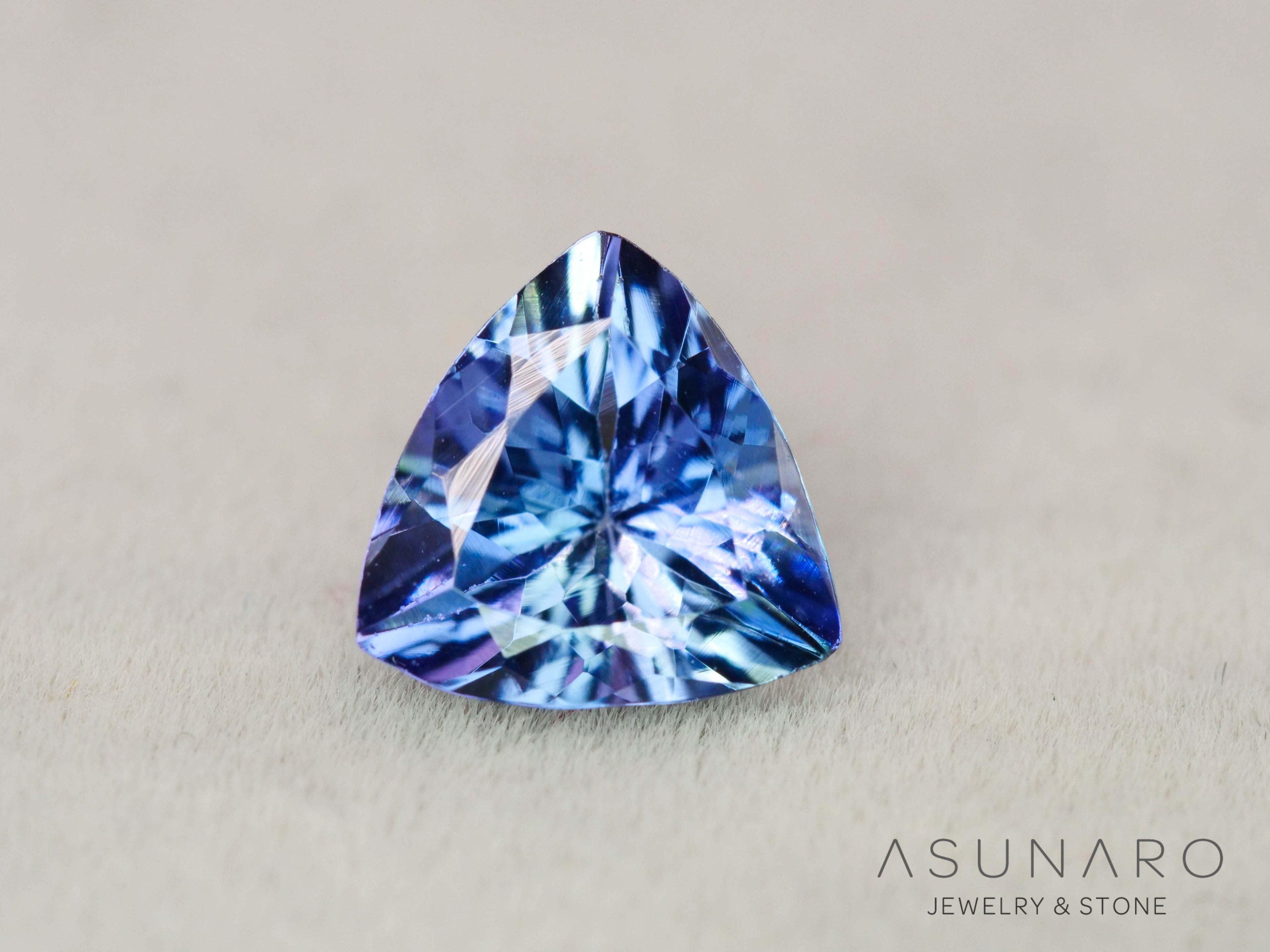 バイカラーゾイサイト（タンザナイト）トリリアントカット　タンザニア産　1.03ct【251107-3118】