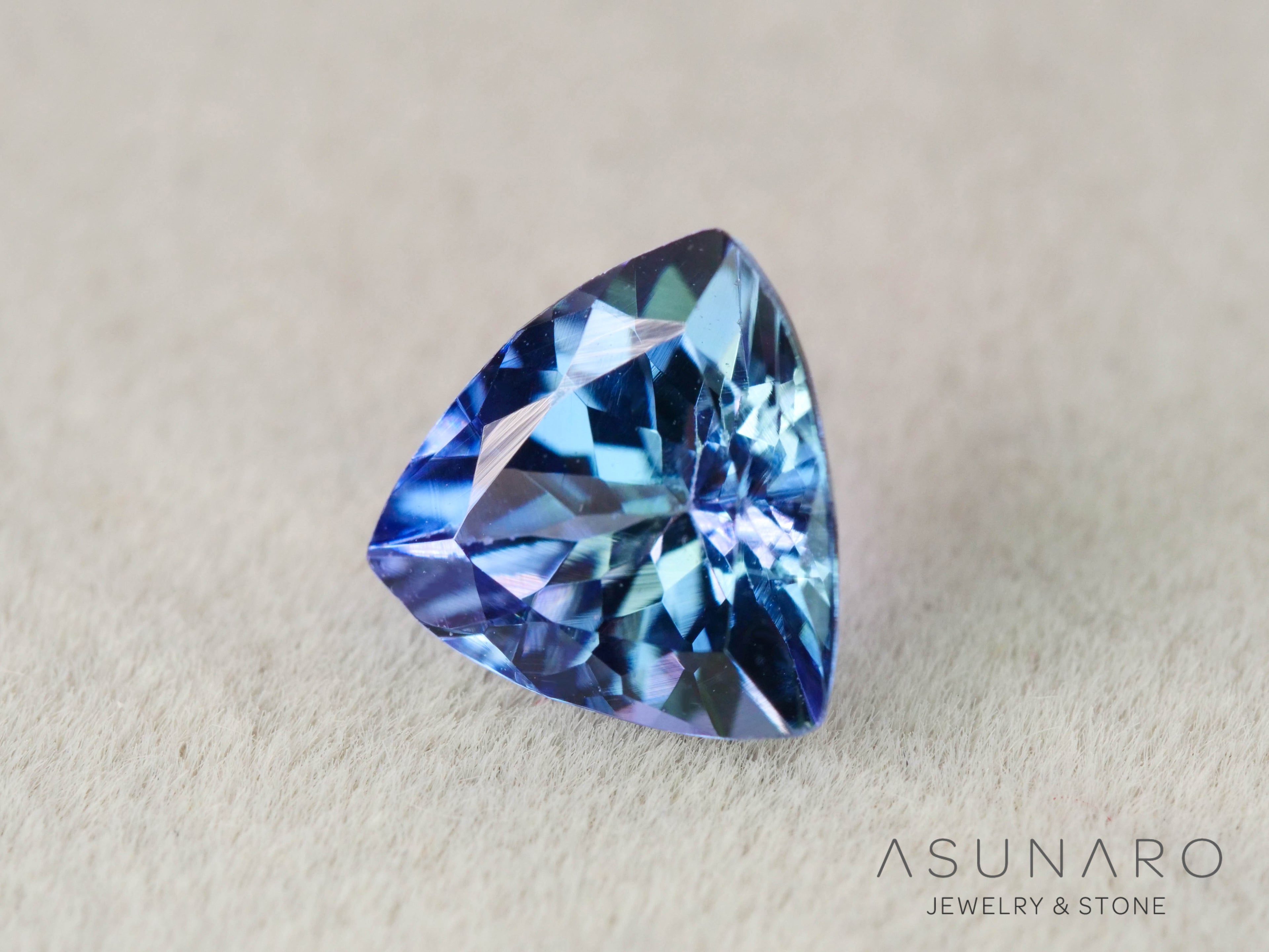 バイカラーゾイサイト（タンザナイト）トリリアントカット　タンザニア産　1.03ct【251107-3118】