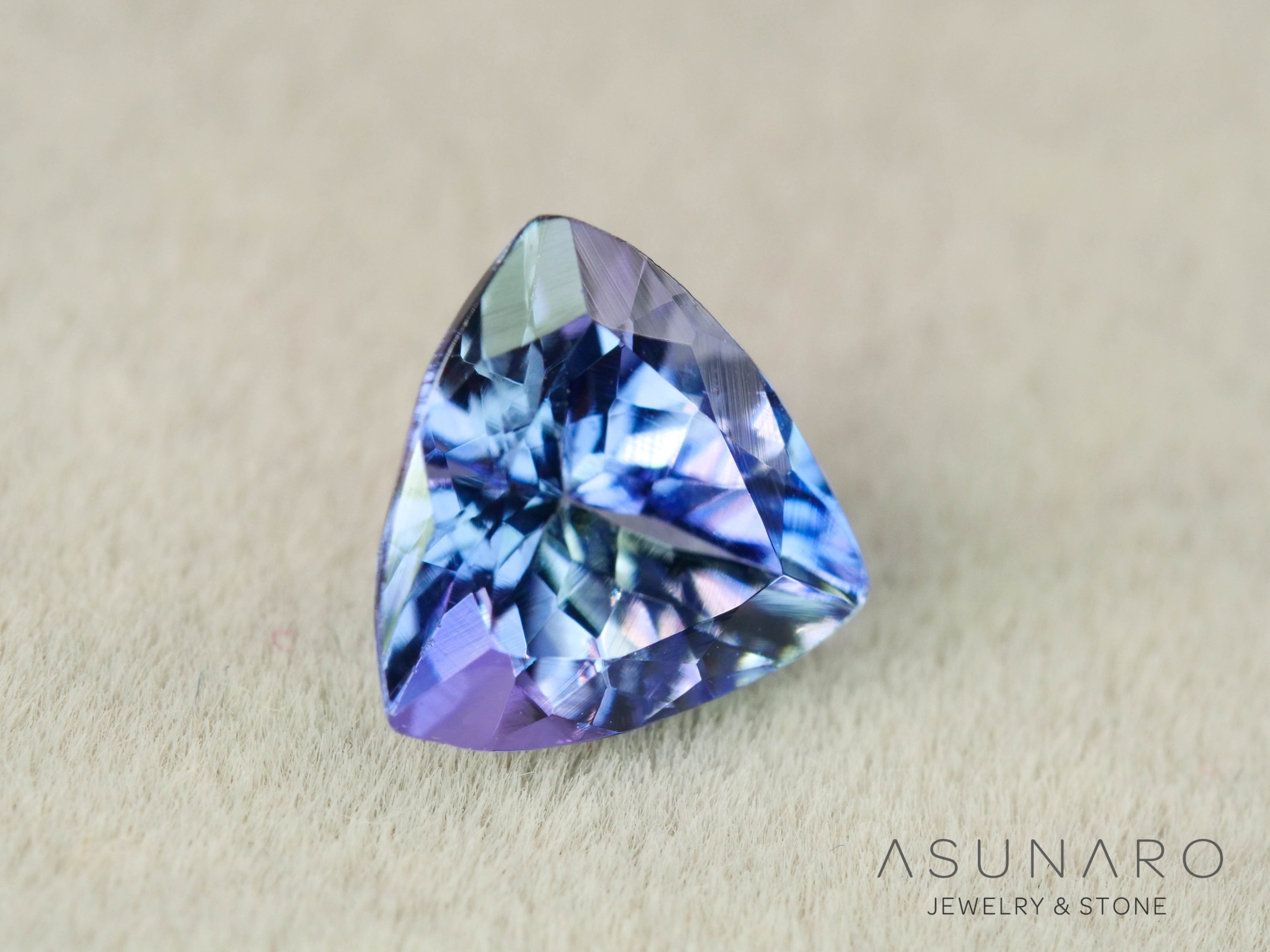 バイカラーゾイサイト（タンザナイト）トリリアントカット　タンザニア産　1.03ct【251107-3118】