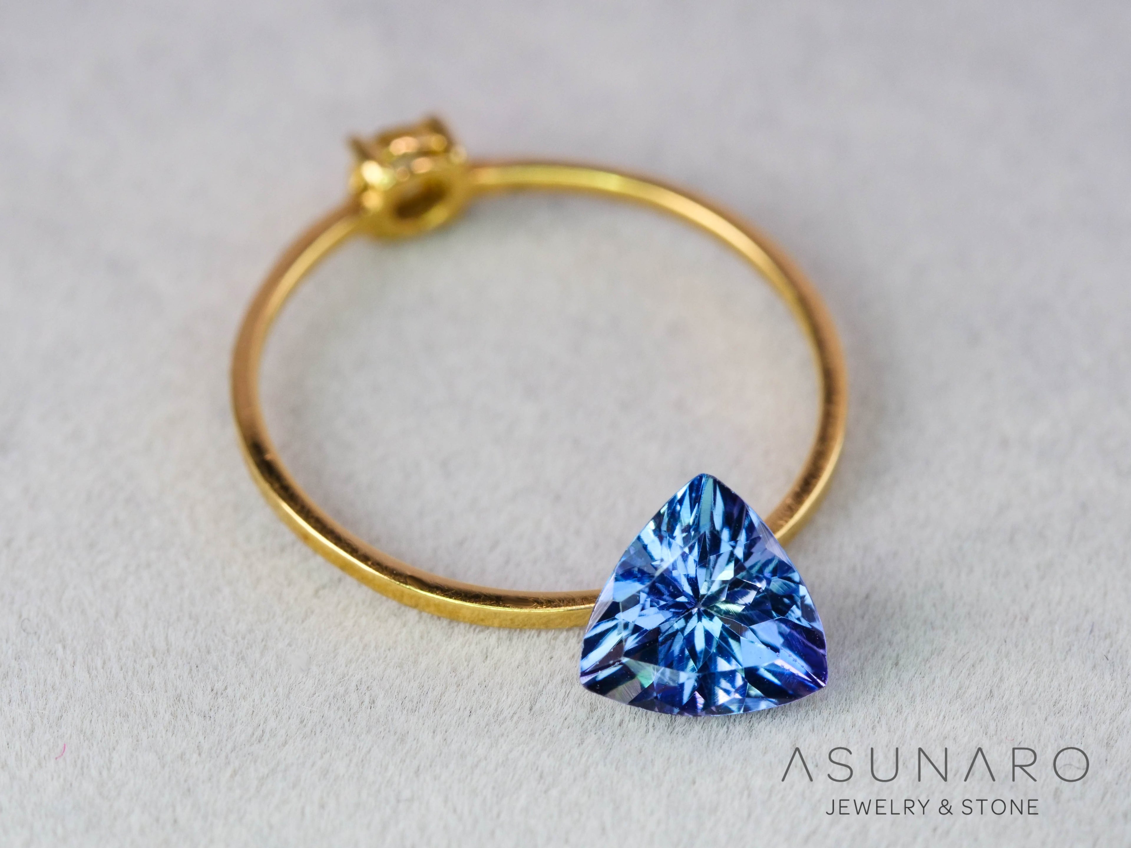 バイカラーゾイサイト（タンザナイト）トリリアントカット　タンザニア産　1.03ct【251107-3118】