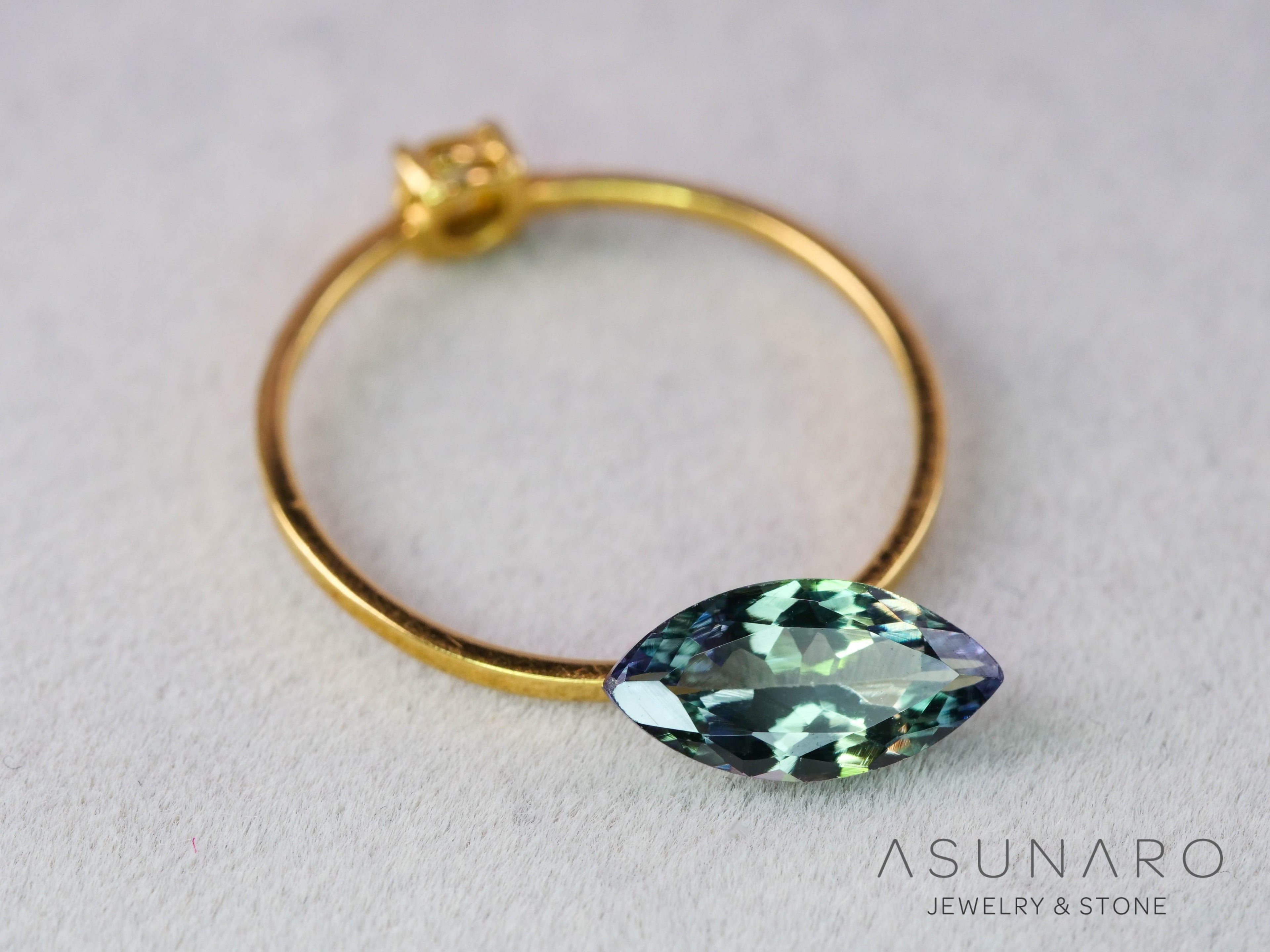 パーティーカラーゾイサイト（タンザナイト）マーキスカット　タンザニア産　1.12ct【251107-3120】