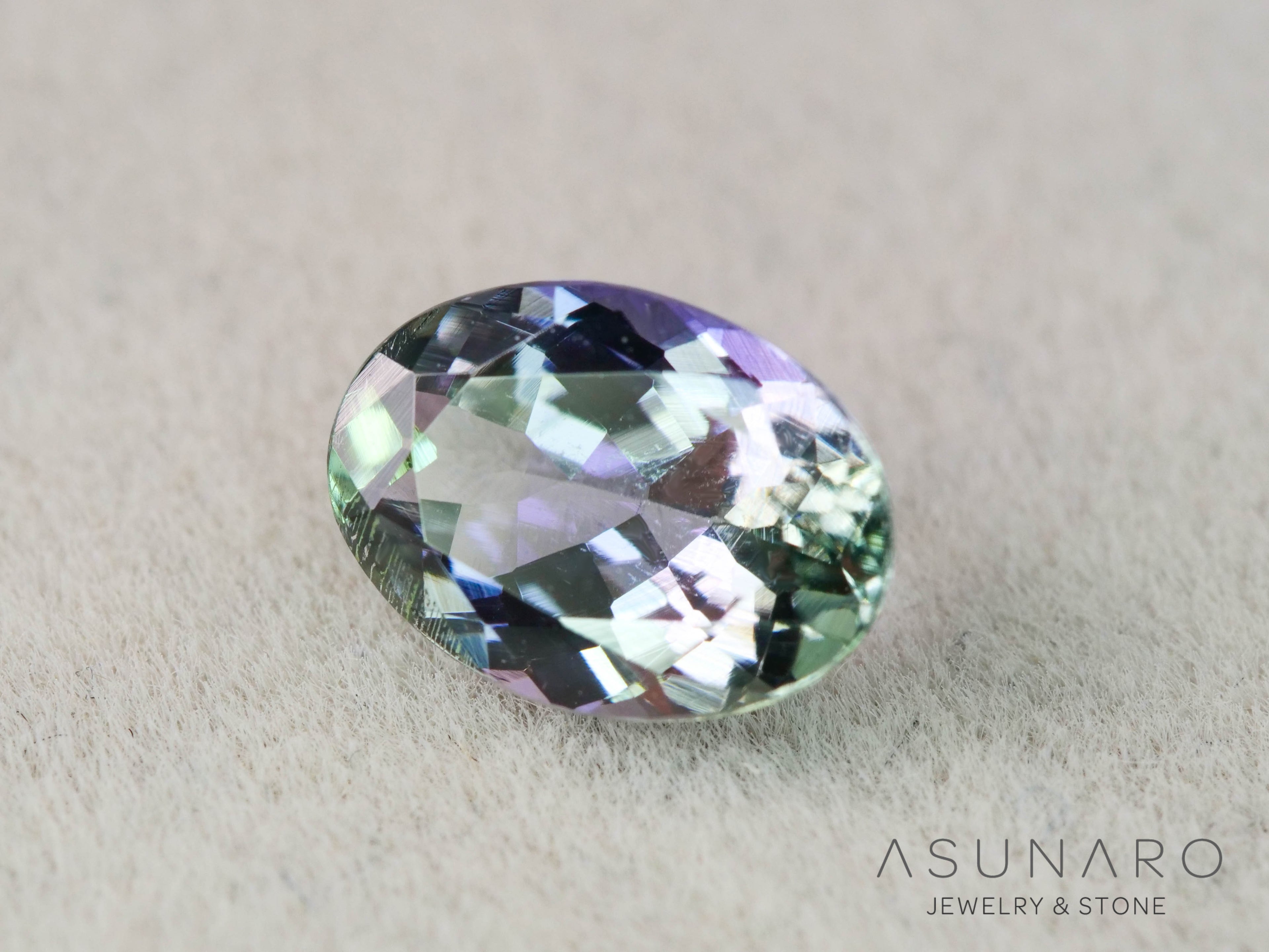 パーティーカラーゾイサイト（タンザナイト）オーバルカット　タンザニア産　0.98ct【251107-3124】