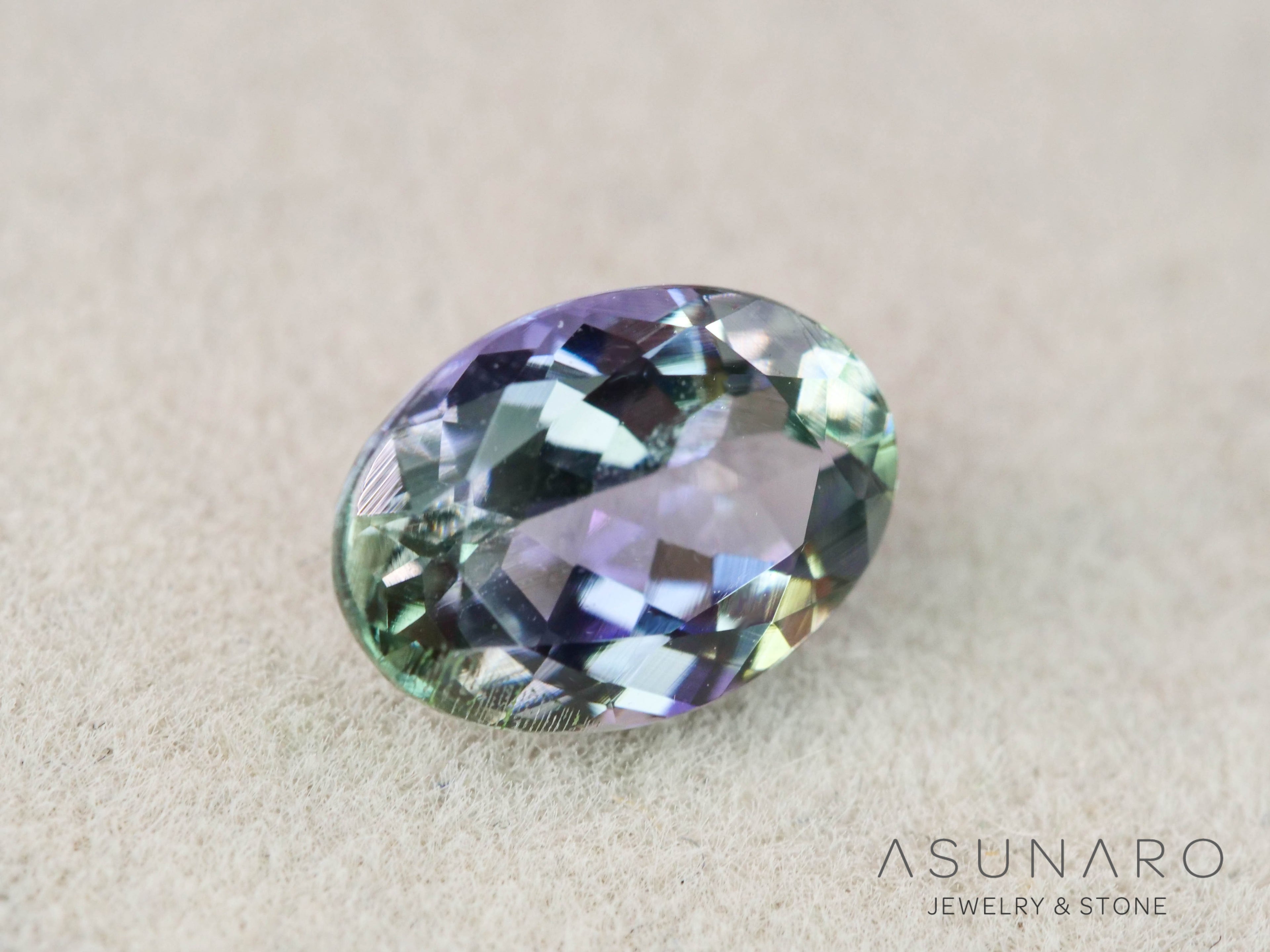 パーティーカラーゾイサイト（タンザナイト）オーバルカット　タンザニア産　0.98ct【251107-3124】